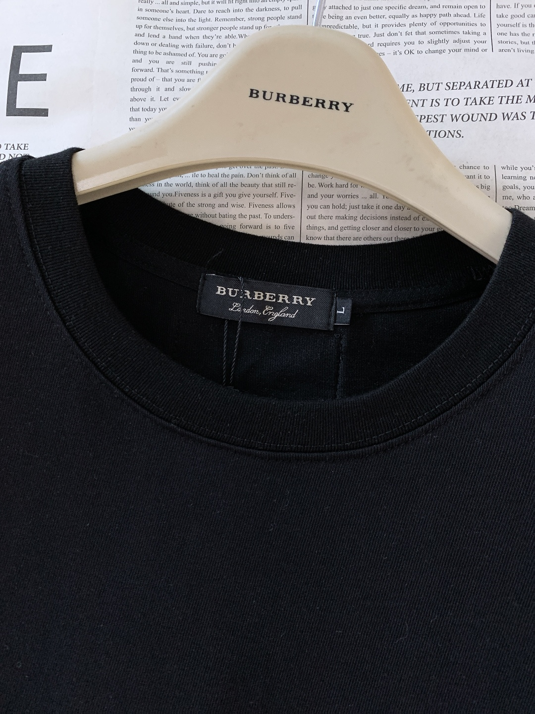 Burberry 巴宝莉 2026SS早春新品 胶囊系列短袖，100% 精梳棉+意大利工艺！胸前立体橡胶