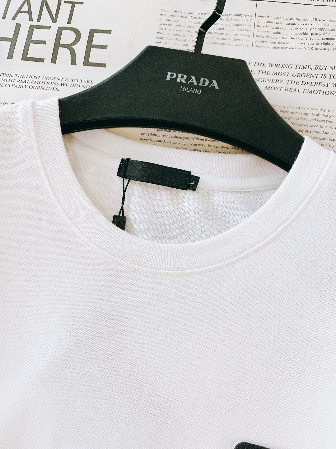 Prada 普拉达 2026SS早春新品 经典三角标短袖，高支精梳棉+专柜质感！胸前金属三角标辨识度拉满