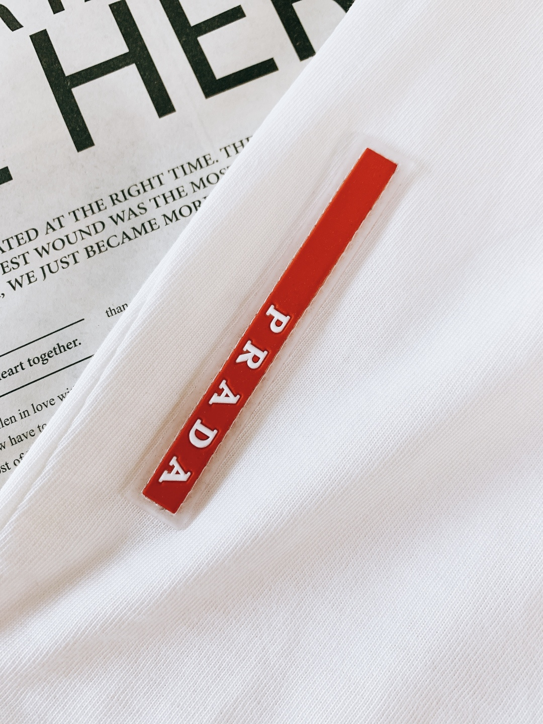 Prada 普拉达 2026SS早春新品 经典三角标短袖，高支精梳棉+专柜质感！胸前金属三角标辨识度拉满