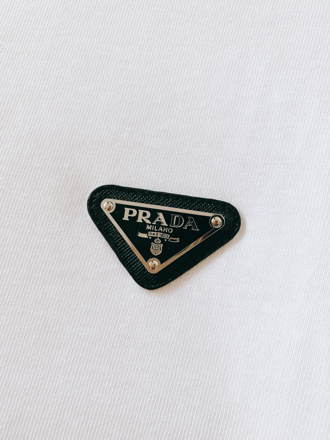 Prada 普拉达 2026SS早春新品 经典三角标短袖，高支精梳棉+专柜质感！胸前金属三角标辨识度拉满