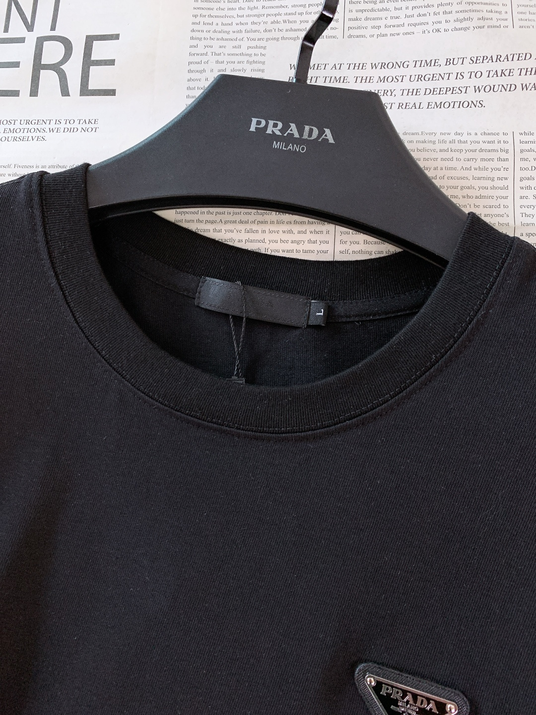 Prada 普拉达 2026SS早春新品 经典三角标短袖，高支精梳棉+专柜质感！胸前金属三角标辨识度拉满