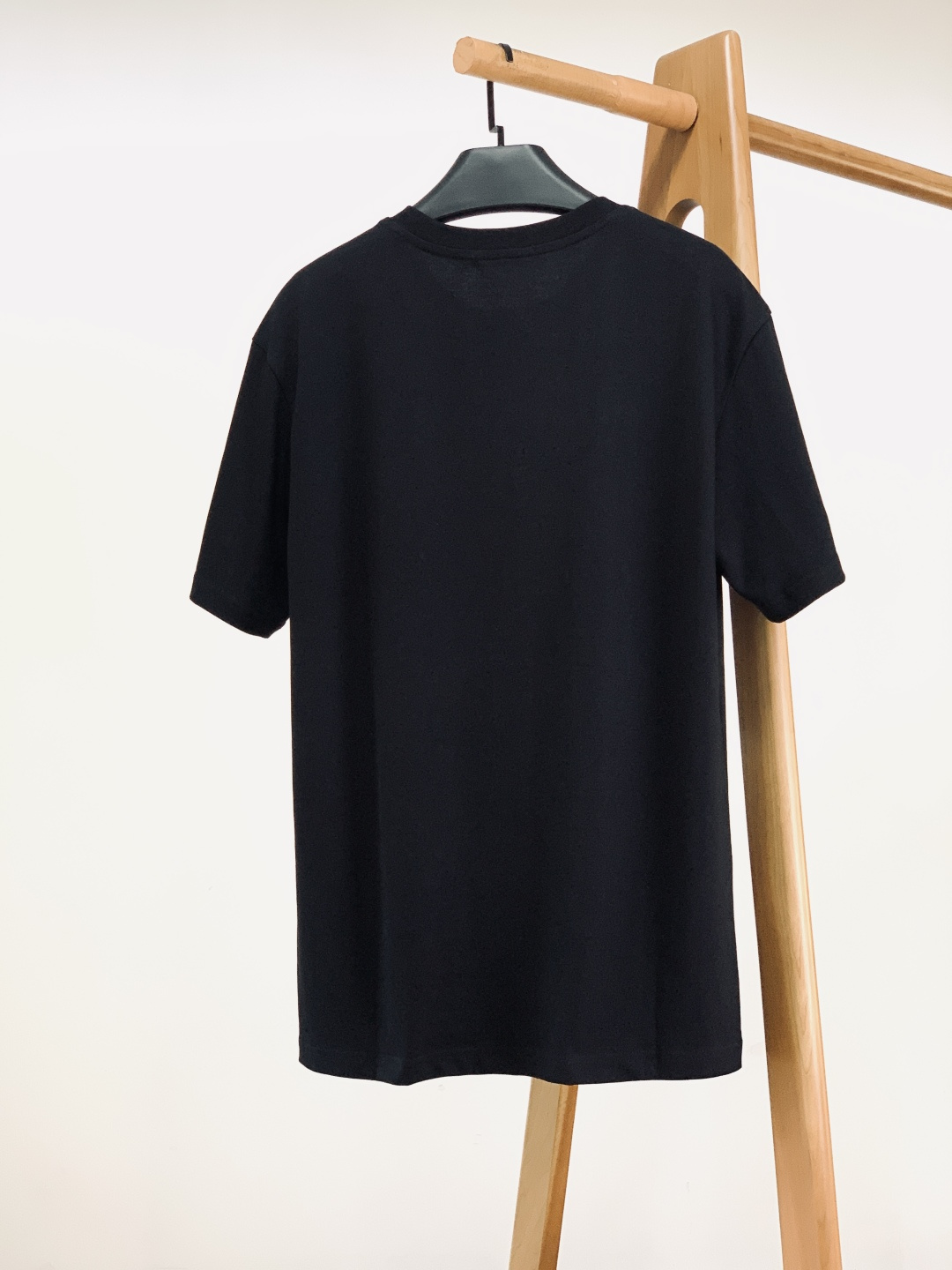 Prada 普拉达 2026SS早春新品 经典三角标短袖，高支精梳棉+专柜质感！胸前金属三角标辨识度拉满