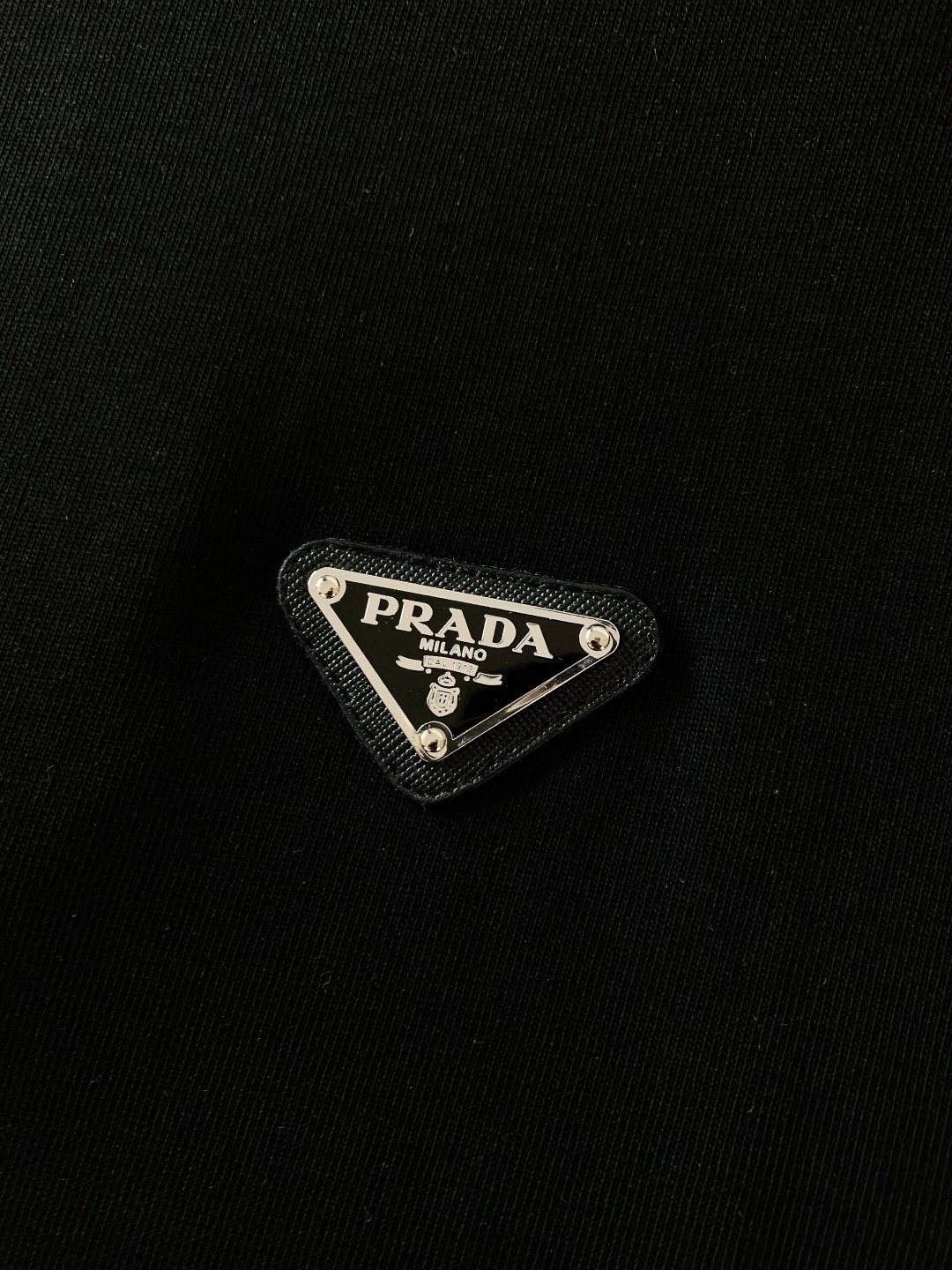 Prada 普拉达 2026SS早春新品 经典三角标短袖，高支精梳棉+专柜质感！胸前金属三角标辨识度拉满