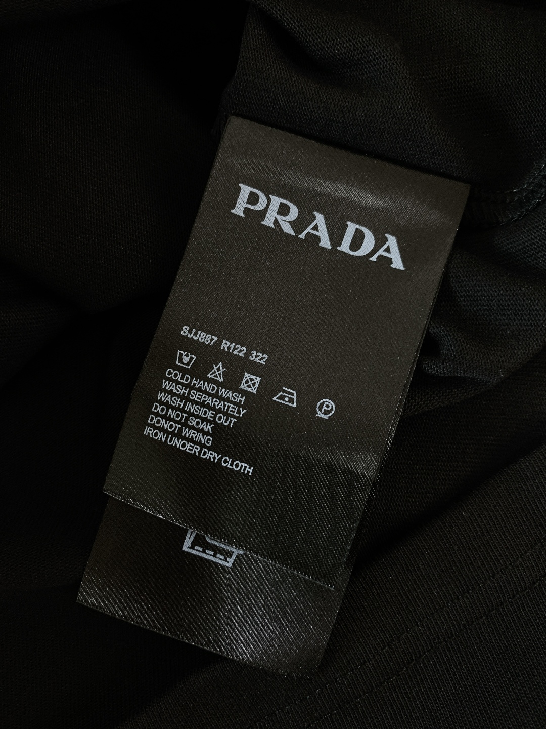 Prada 普拉达 2026SS早春新品 经典三角标短袖，高支精梳棉+专柜质感！胸前金属三角标辨识度拉满