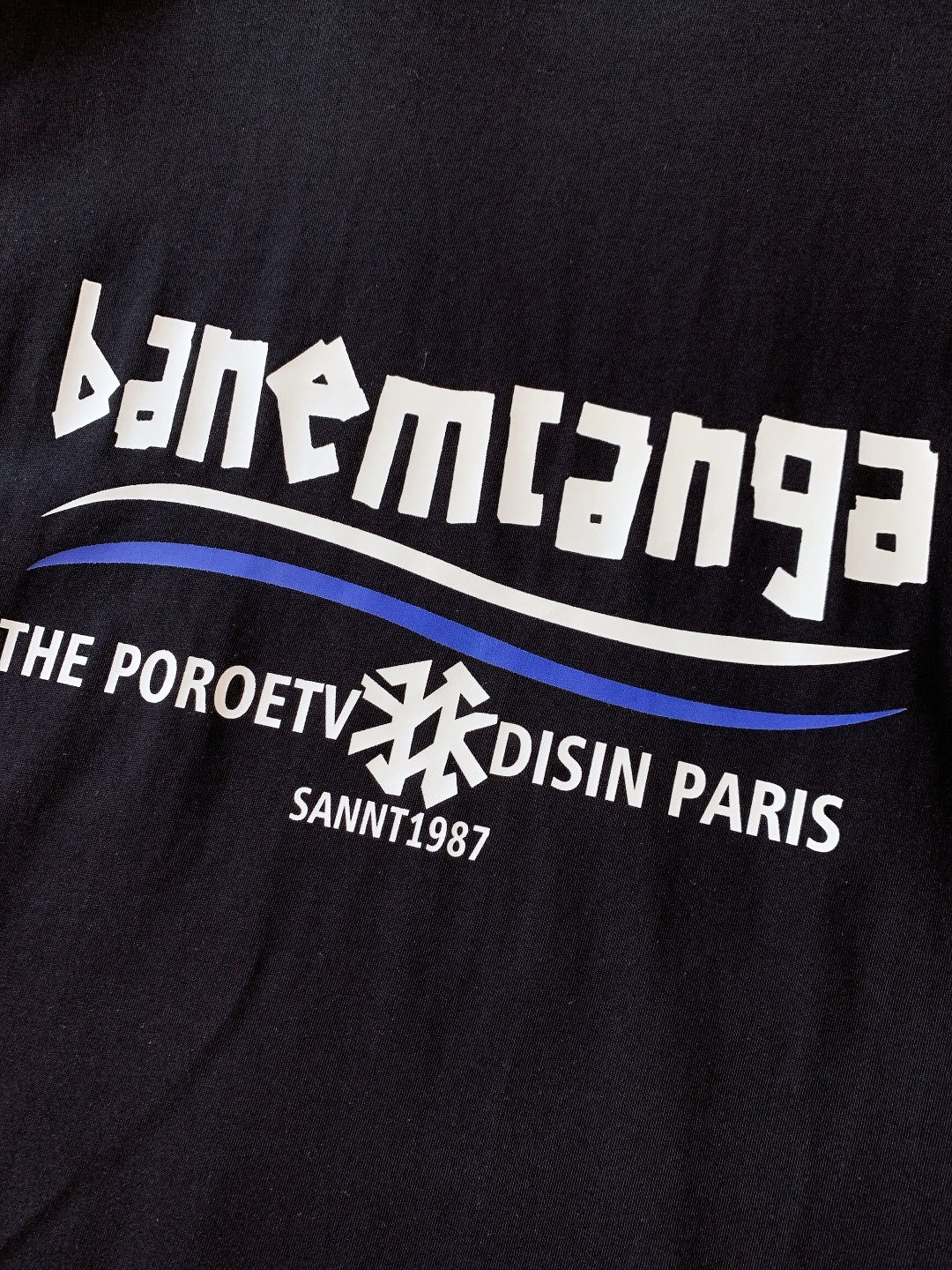 𝐁𝐚𝐥𝐞𝐧𝐜𝐢𝐚𝐠𝐚 巴黎世家 2026SS早春新品 海浪标语短袖，高支精梳棉+复古运动风！前后撞色海浪