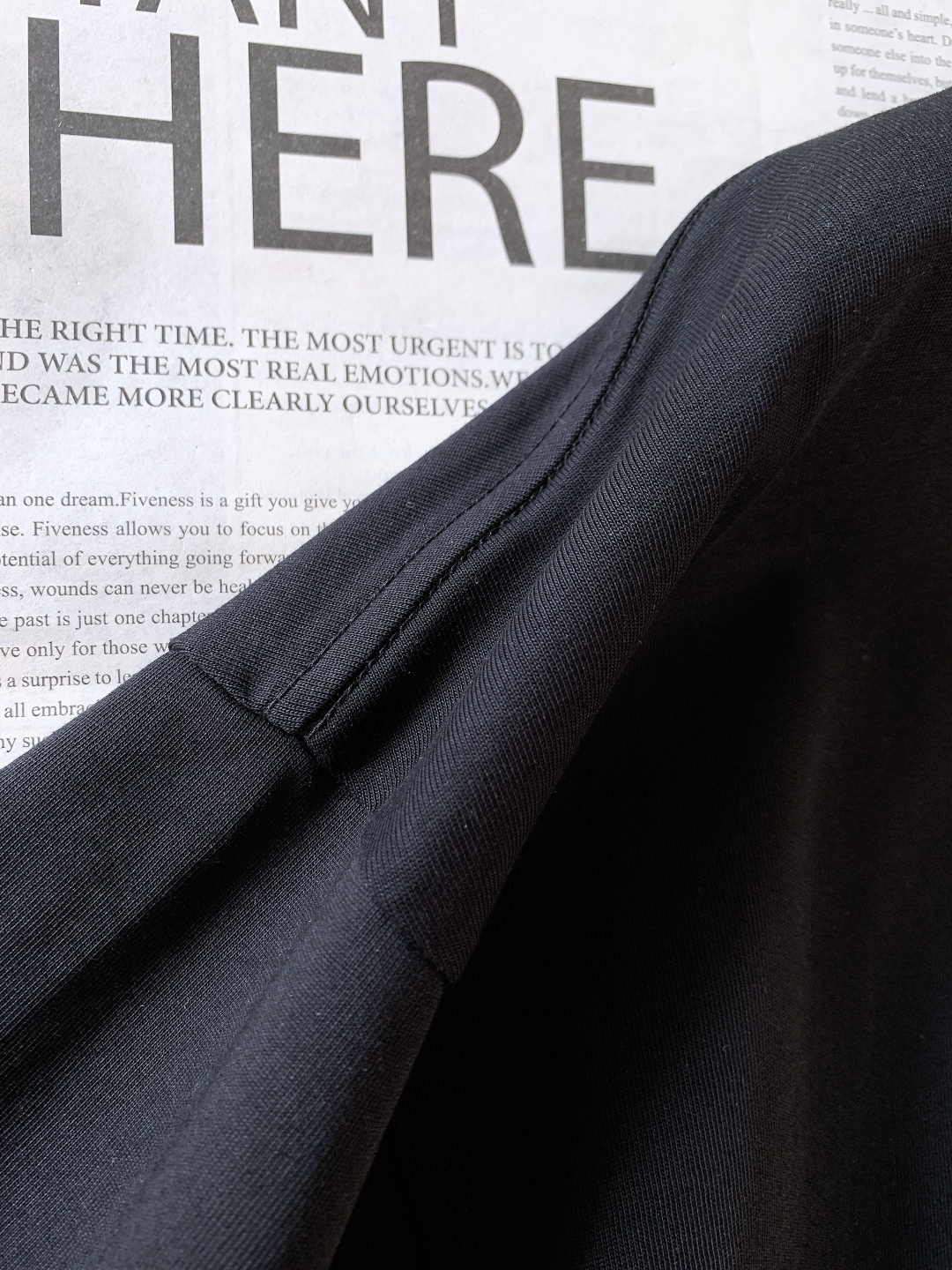 𝐁𝐚𝐥𝐞𝐧𝐜𝐢𝐚𝐠𝐚 巴黎世家 2026SS早春新品 海浪标语短袖，高支精梳棉+复古运动风！前后撞色海浪