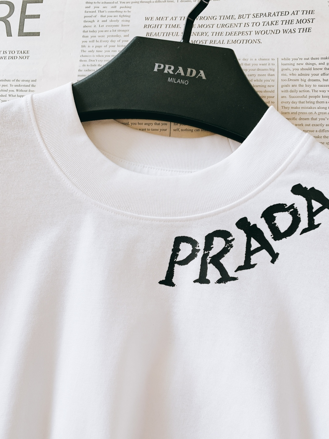 Prada 普拉达 2026SS早春新品涂鸦印花T恤｜双色齐发！重磅双纱棉面料，厚实软糯，宽松落肩版型不