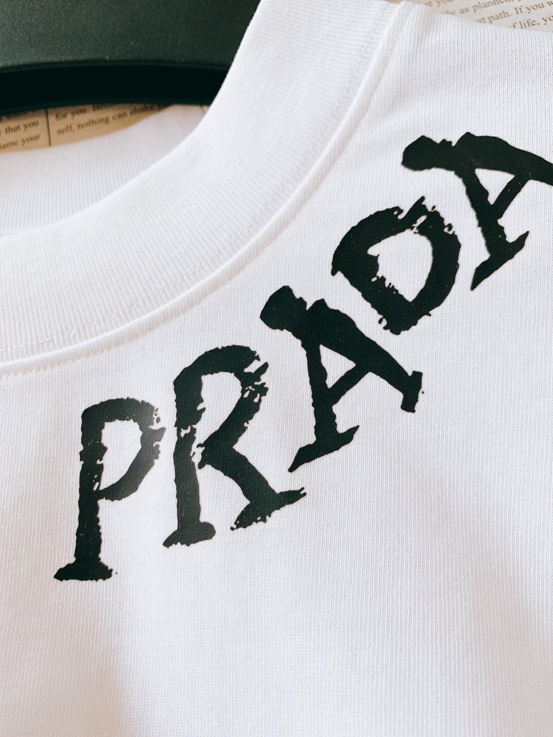 Prada 普拉达 2026SS早春新品涂鸦印花T恤｜双色齐发！重磅双纱棉面料，厚实软糯，宽松落肩版型不