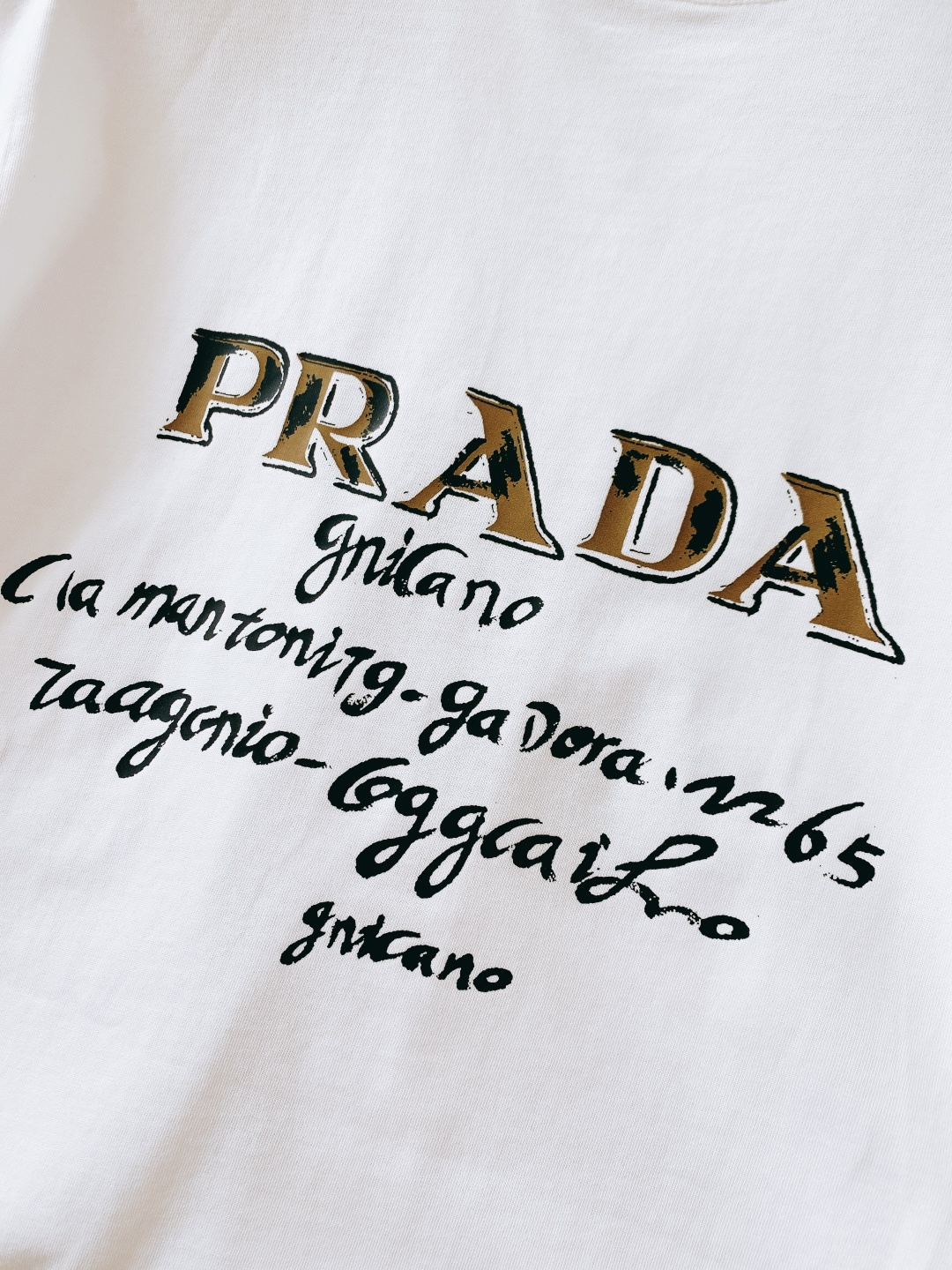 Prada 普拉达 2026SS早春新品涂鸦印花T恤｜双色齐发！重磅双纱棉面料，厚实软糯，宽松落肩版型不