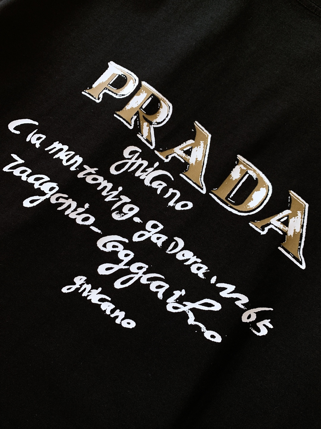 Prada 普拉达 2026SS早春新品涂鸦印花T恤｜双色齐发！重磅双纱棉面料，厚实软糯，宽松落肩版型不