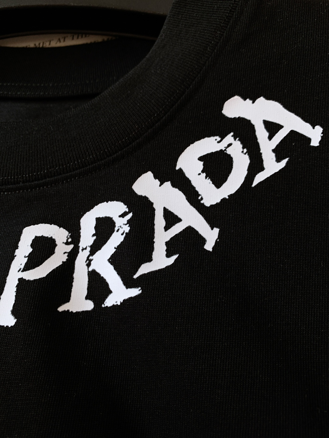 Prada 普拉达 2026SS早春新品涂鸦印花T恤｜双色齐发！重磅双纱棉面料，厚实软糯，宽松落肩版型不