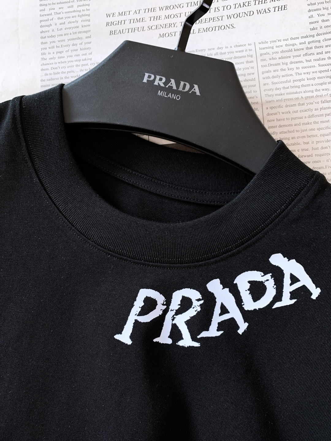 Prada 普拉达 2026SS早春新品涂鸦印花T恤｜双色齐发！重磅双纱棉面料，厚实软糯，宽松落肩版型不