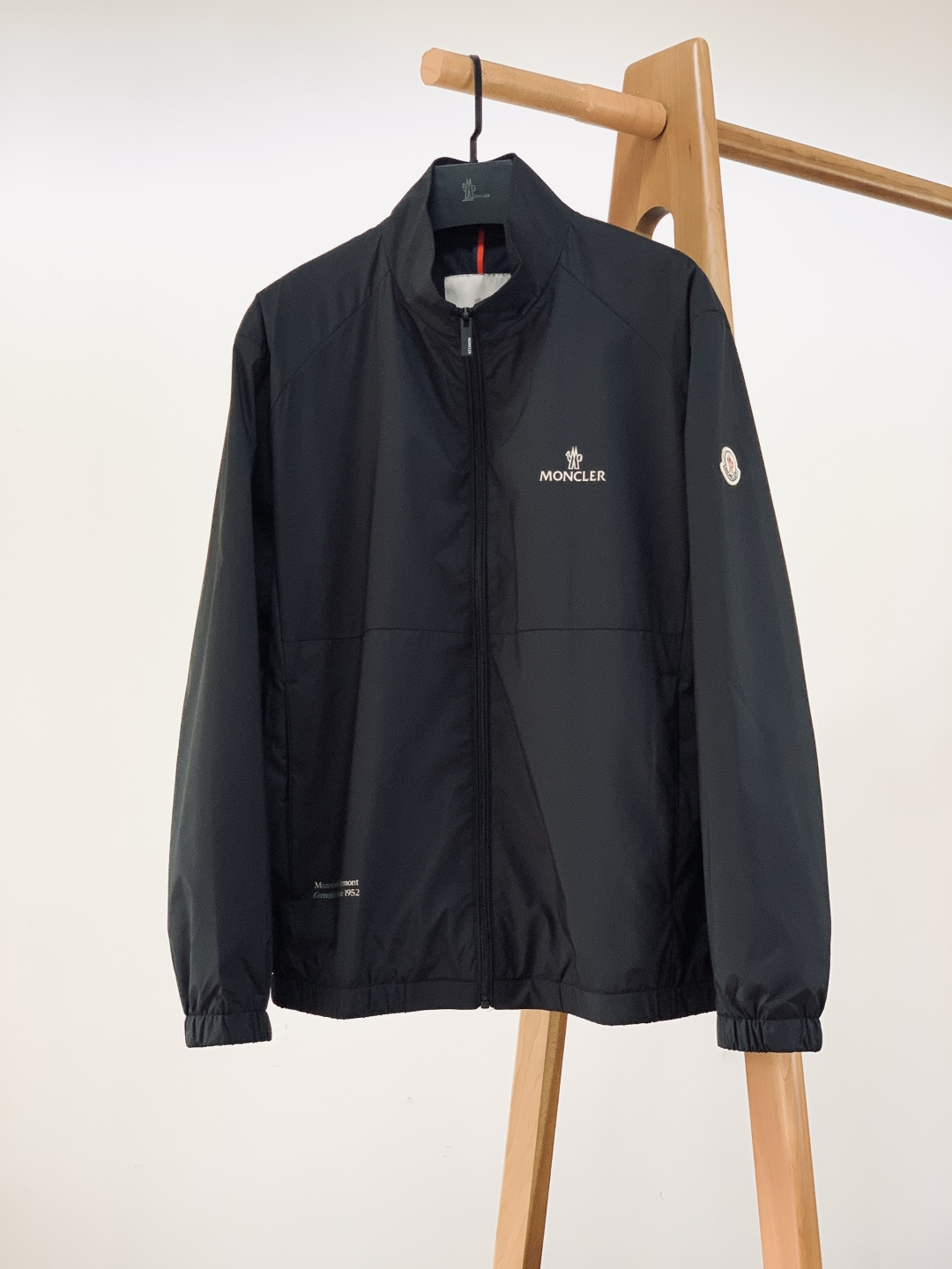 Moncler 蒙口 2026SS早春新品休闲立领夹克｜双色齐发！防风尼龙面料，挺括抗皱好穿百搭。标志性
