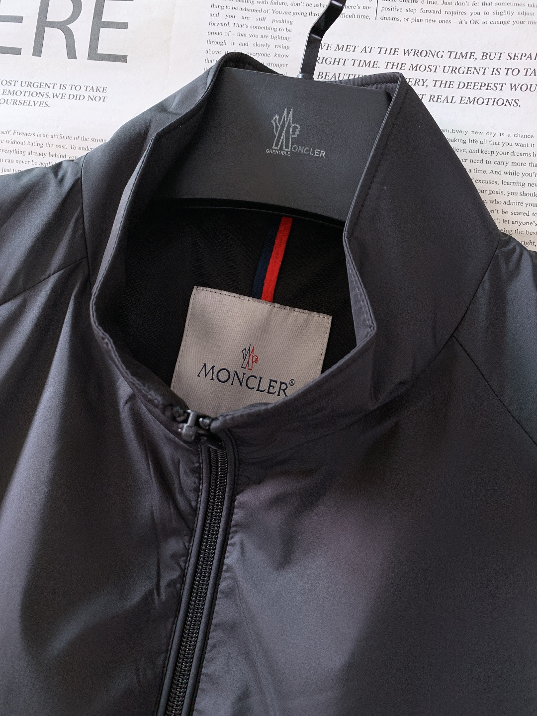 Moncler 蒙口 2026SS早春新品休闲立领夹克｜双色齐发！防风尼龙面料，挺括抗皱好穿百搭。标志性