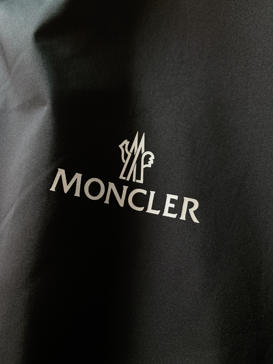 Moncler 蒙口 2026SS早春新品休闲立领夹克｜双色齐发！防风尼龙面料，挺括抗皱好穿百搭。标志性