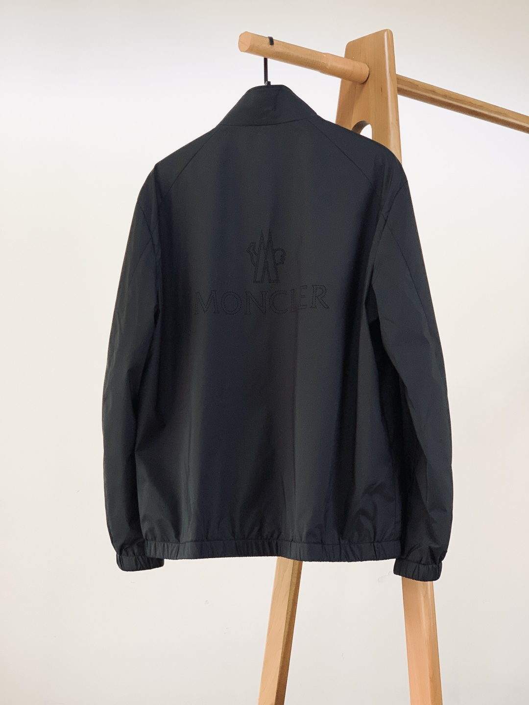 Moncler 蒙口 2026SS早春新品休闲立领夹克｜双色齐发！防风尼龙面料，挺括抗皱好穿百搭。标志性