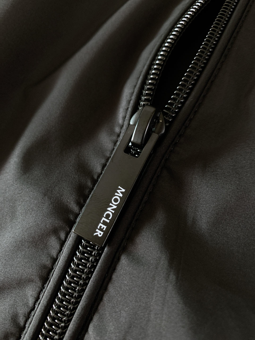 Moncler 蒙口 2026SS早春新品休闲立领夹克｜双色齐发！防风尼龙面料，挺括抗皱好穿百搭。标志性