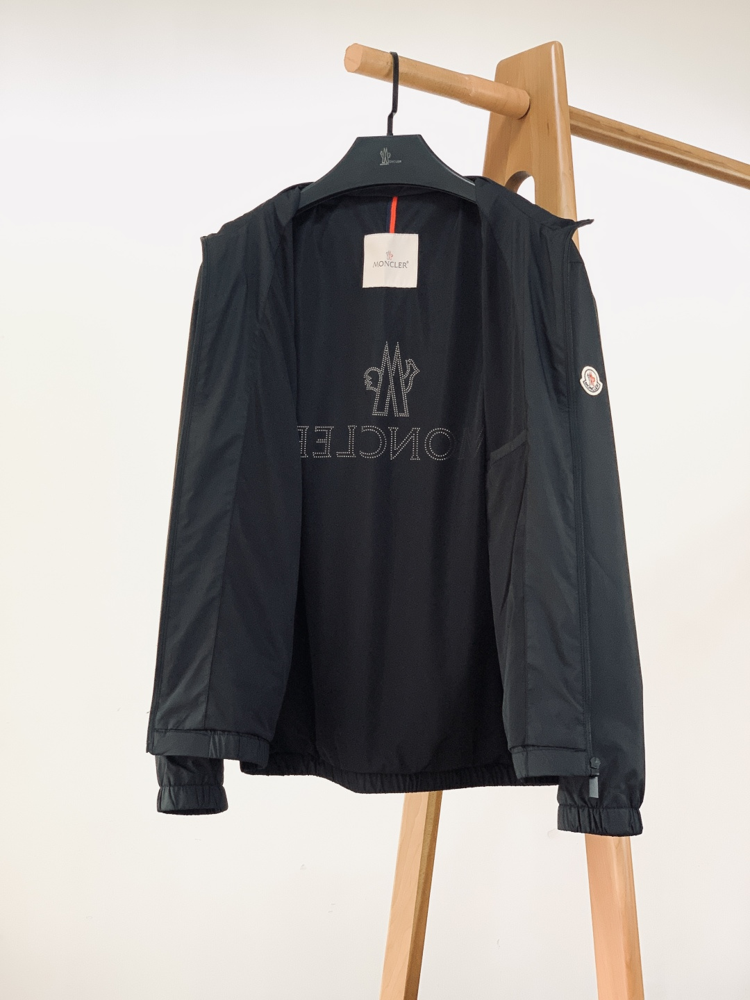 Moncler 蒙口 2026SS早春新品休闲立领夹克｜双色齐发！防风尼龙面料，挺括抗皱好穿百搭。标志性