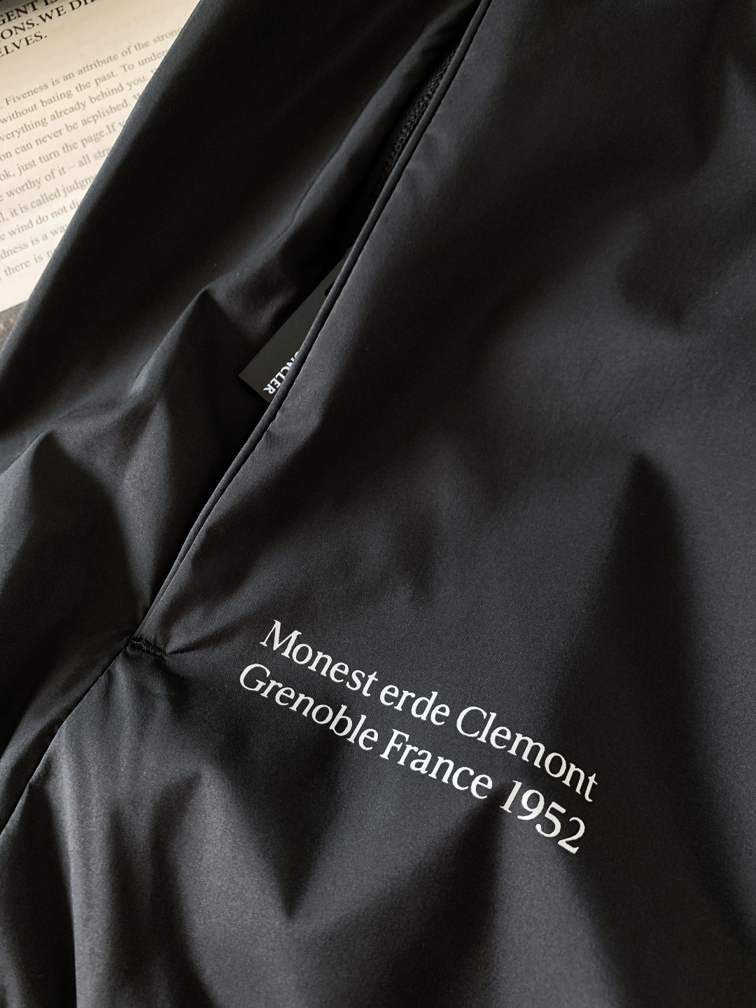 Moncler 蒙口 2026SS早春新品休闲立领夹克｜双色齐发！防风尼龙面料，挺括抗皱好穿百搭。标志性