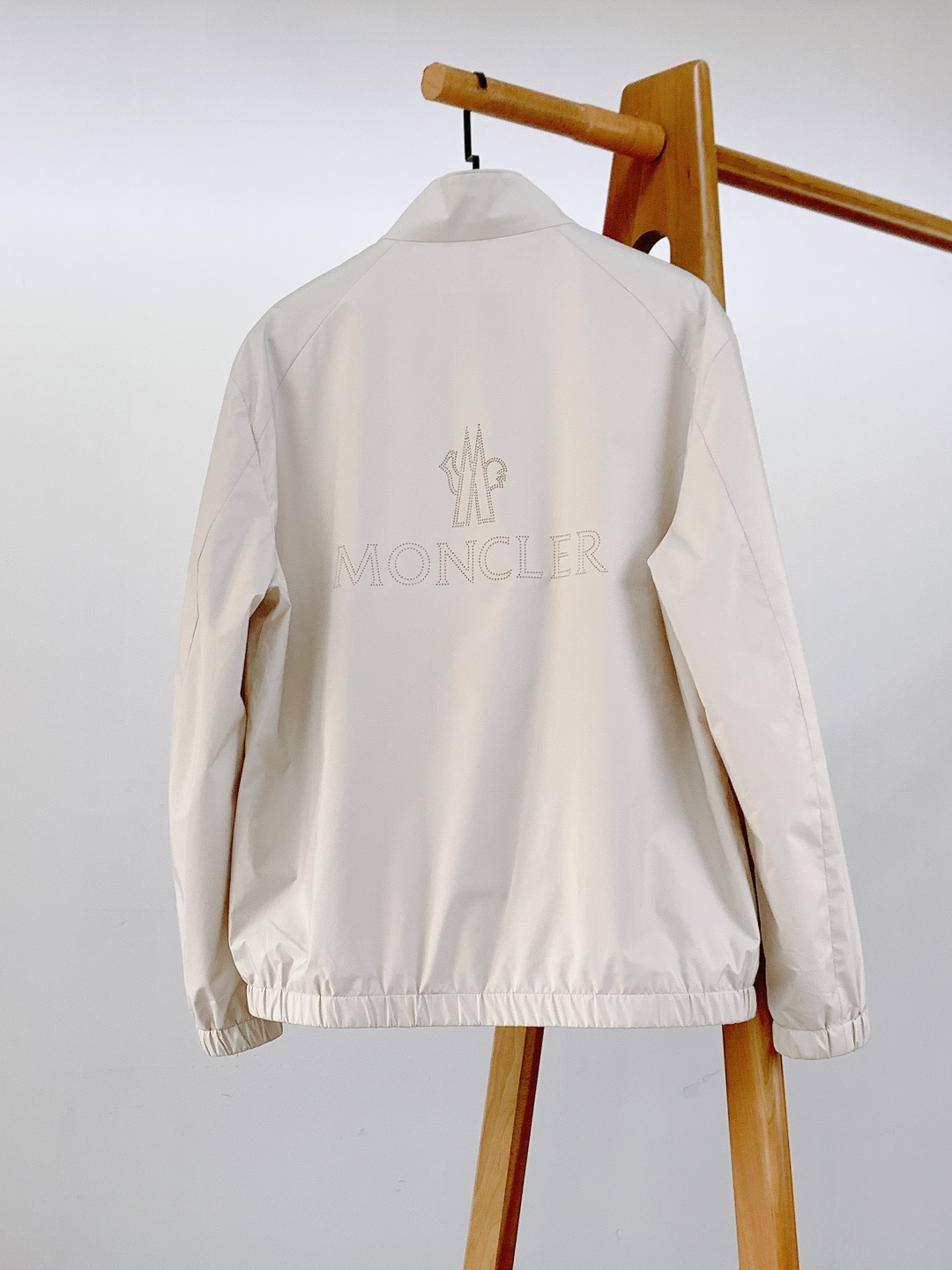 Moncler 蒙口 2026SS早春新品休闲立领夹克｜双色齐发！防风尼龙面料，挺括抗皱好穿百搭。标志性