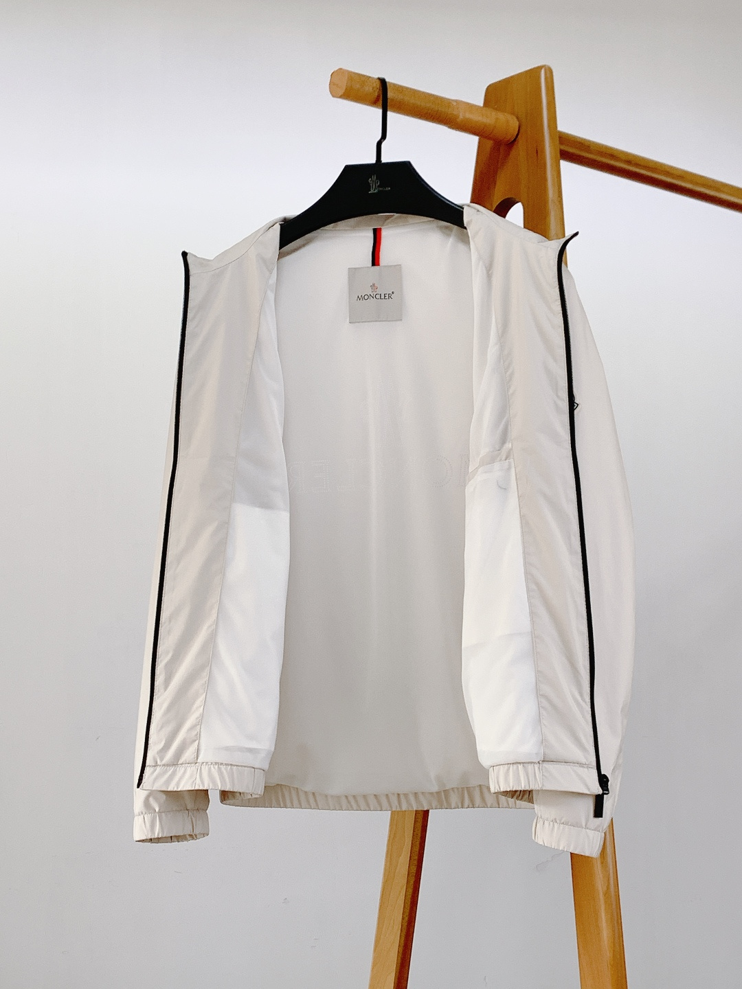 Moncler 蒙口 2026SS早春新品休闲立领夹克｜双色齐发！防风尼龙面料，挺括抗皱好穿百搭。标志性