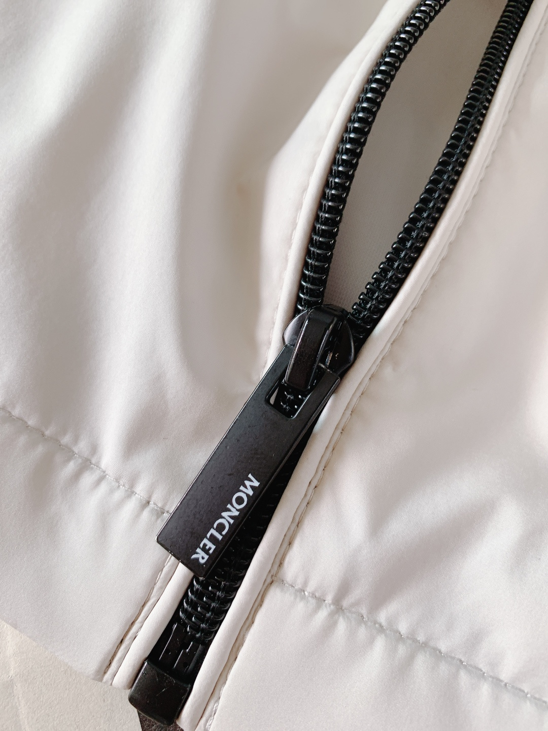 Moncler 蒙口 2026SS早春新品休闲立领夹克｜双色齐发！防风尼龙面料，挺括抗皱好穿百搭。标志性