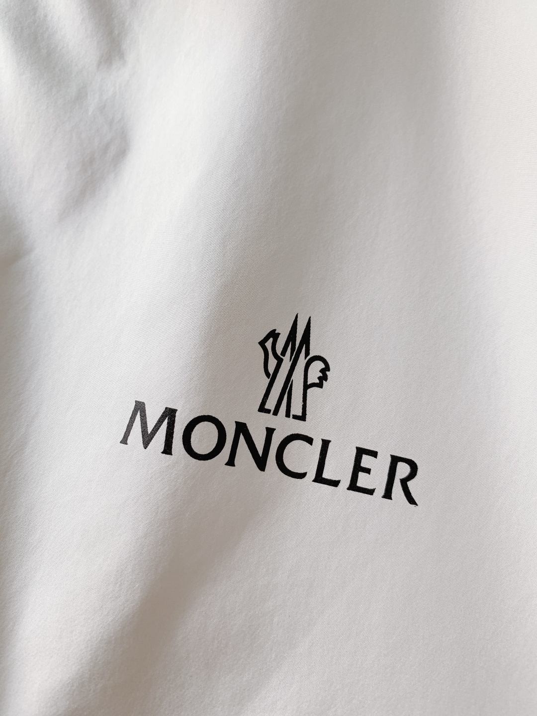 Moncler 蒙口 2026SS早春新品休闲立领夹克｜双色齐发！防风尼龙面料，挺括抗皱好穿百搭。标志性