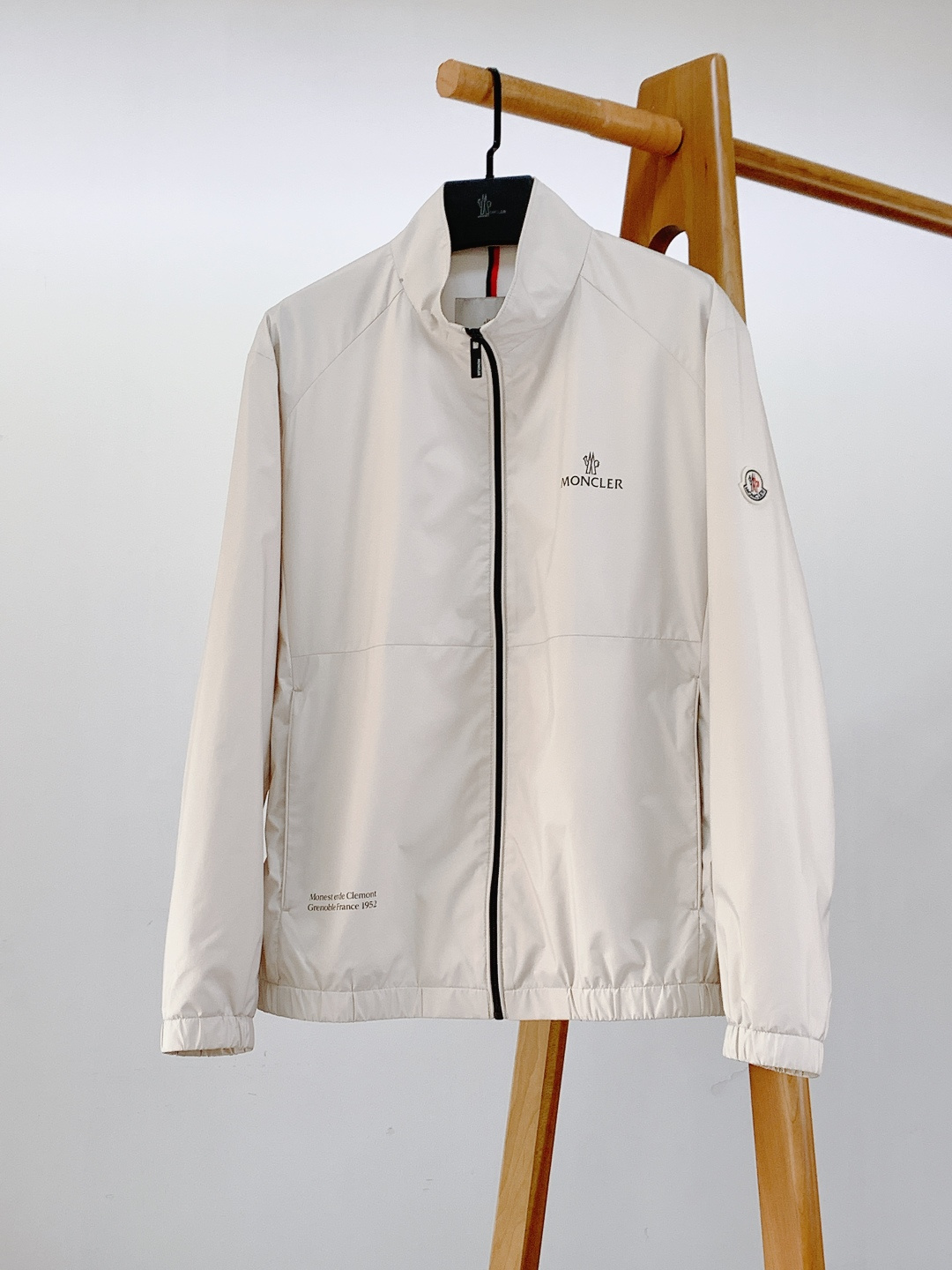 Moncler 蒙口 2026SS早春新品休闲立领夹克｜双色齐发！防风尼龙面料，挺括抗皱好穿百搭。标志性