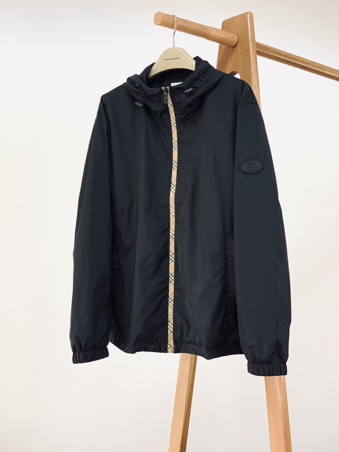 Burberry 巴宝莉 2026SS早春新品休闲连帽外套｜双色齐发！防风尼龙面料，挺括抗皱好穿百搭。标