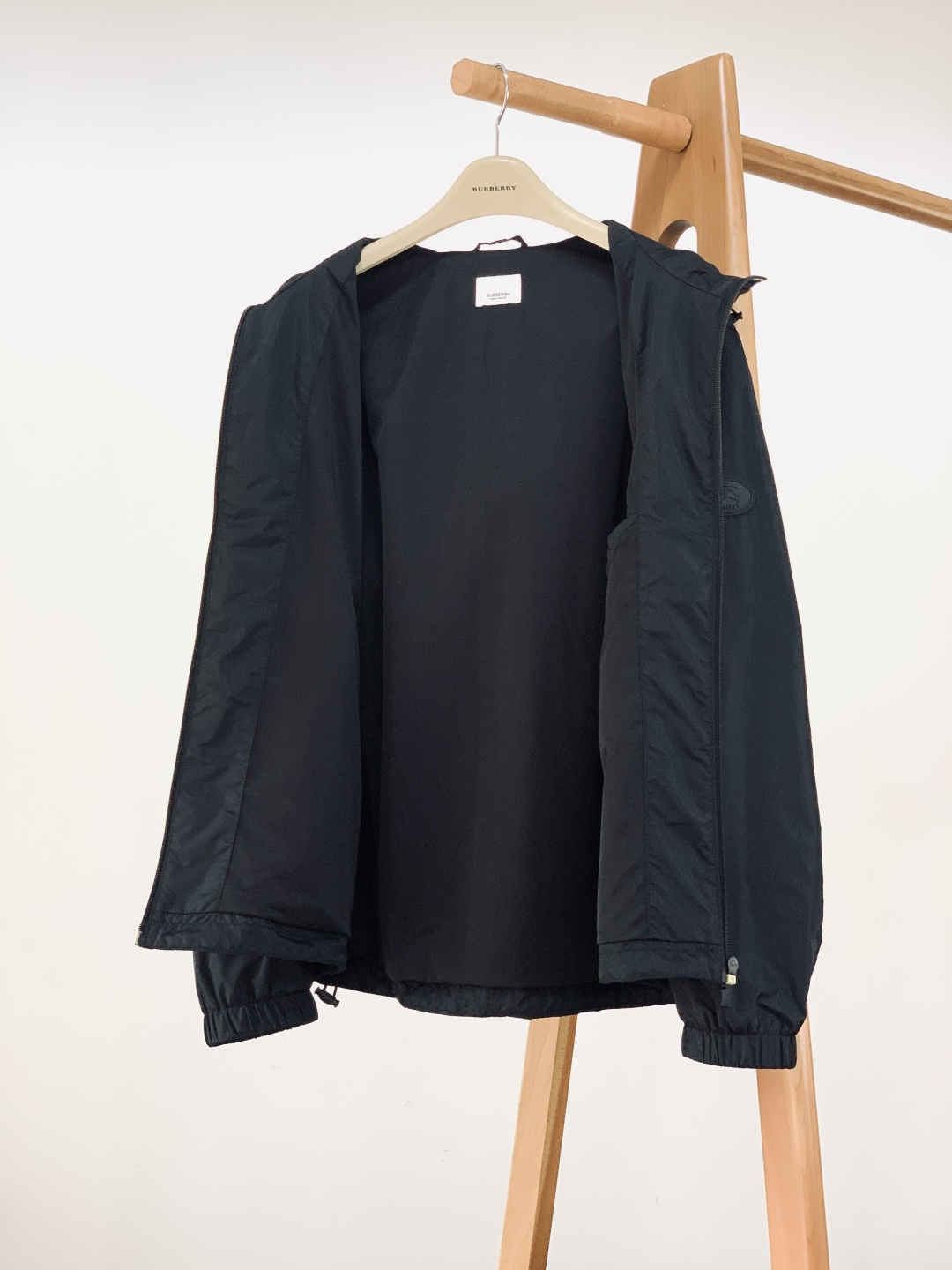 Burberry 巴宝莉 2026SS早春新品休闲连帽外套｜双色齐发！防风尼龙面料，挺括抗皱好穿百搭。标