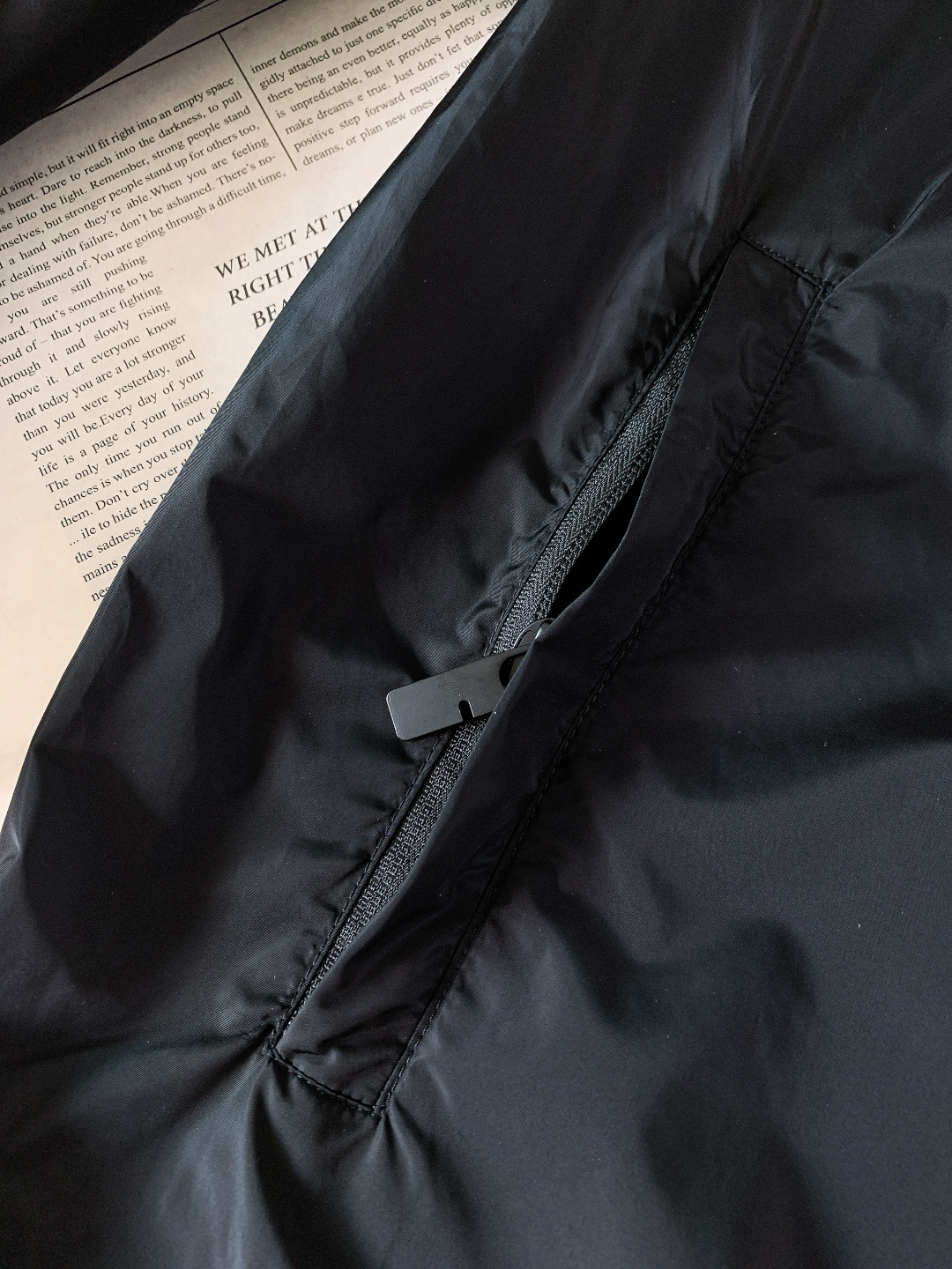 Burberry 巴宝莉 2026SS早春新品休闲连帽外套｜双色齐发！防风尼龙面料，挺括抗皱好穿百搭。标