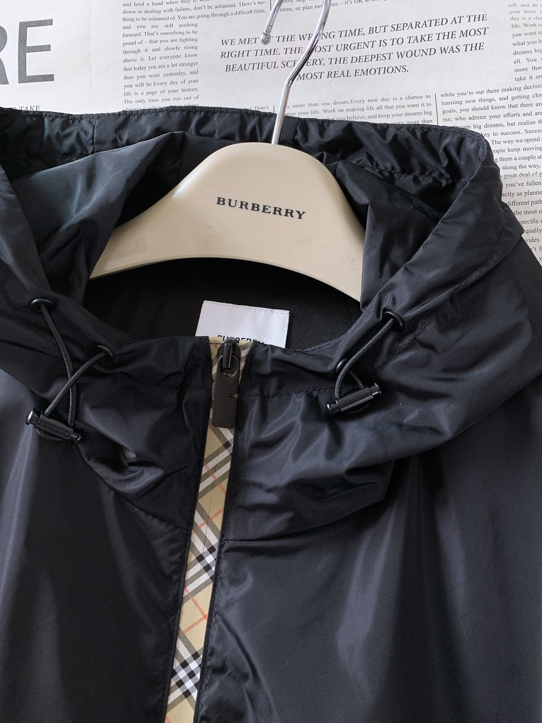 Burberry 巴宝莉 2026SS早春新品休闲连帽外套｜双色齐发！防风尼龙面料，挺括抗皱好穿百搭。标
