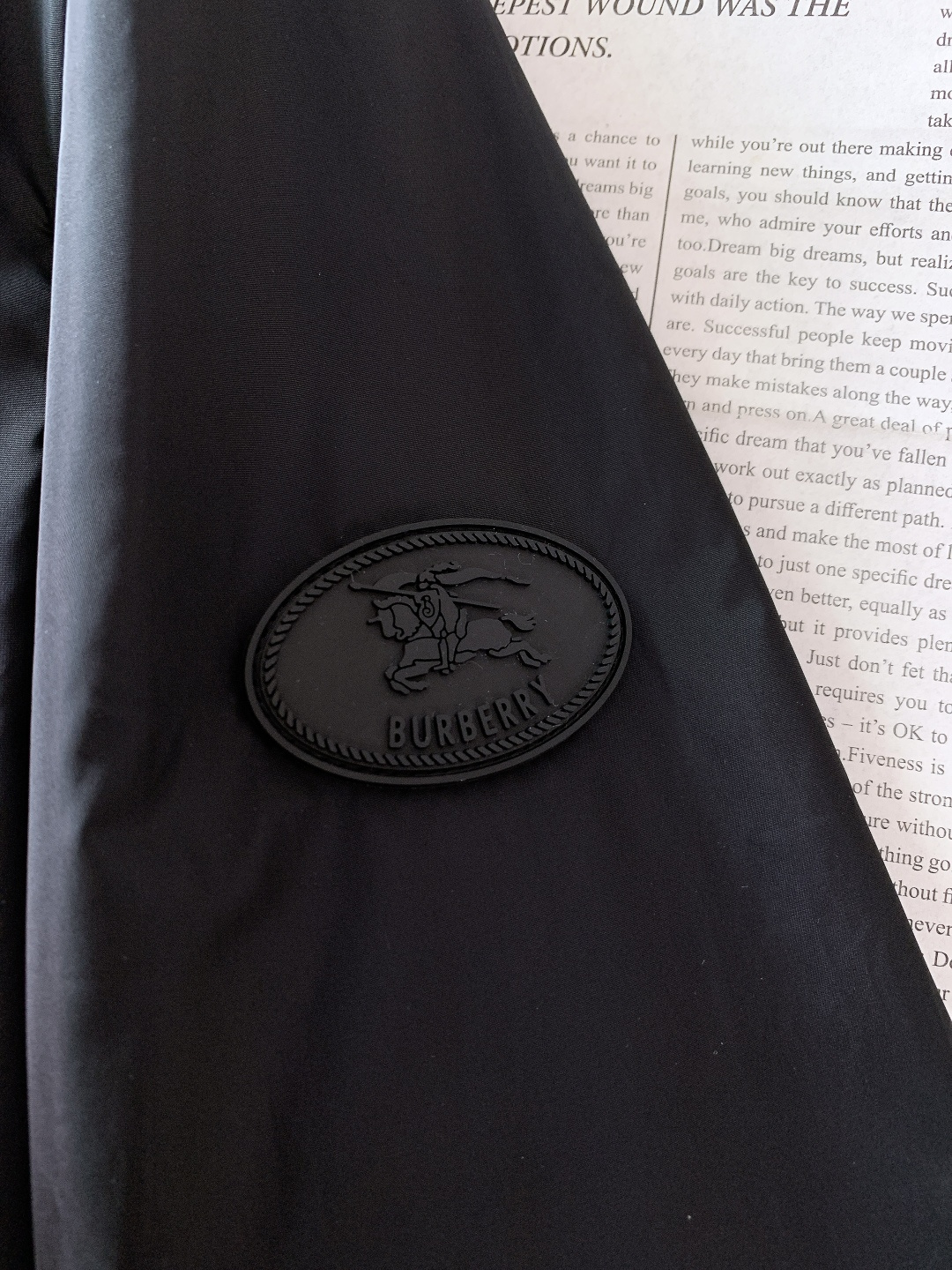Burberry 巴宝莉 2026SS早春新品休闲连帽外套｜双色齐发！防风尼龙面料，挺括抗皱好穿百搭。标