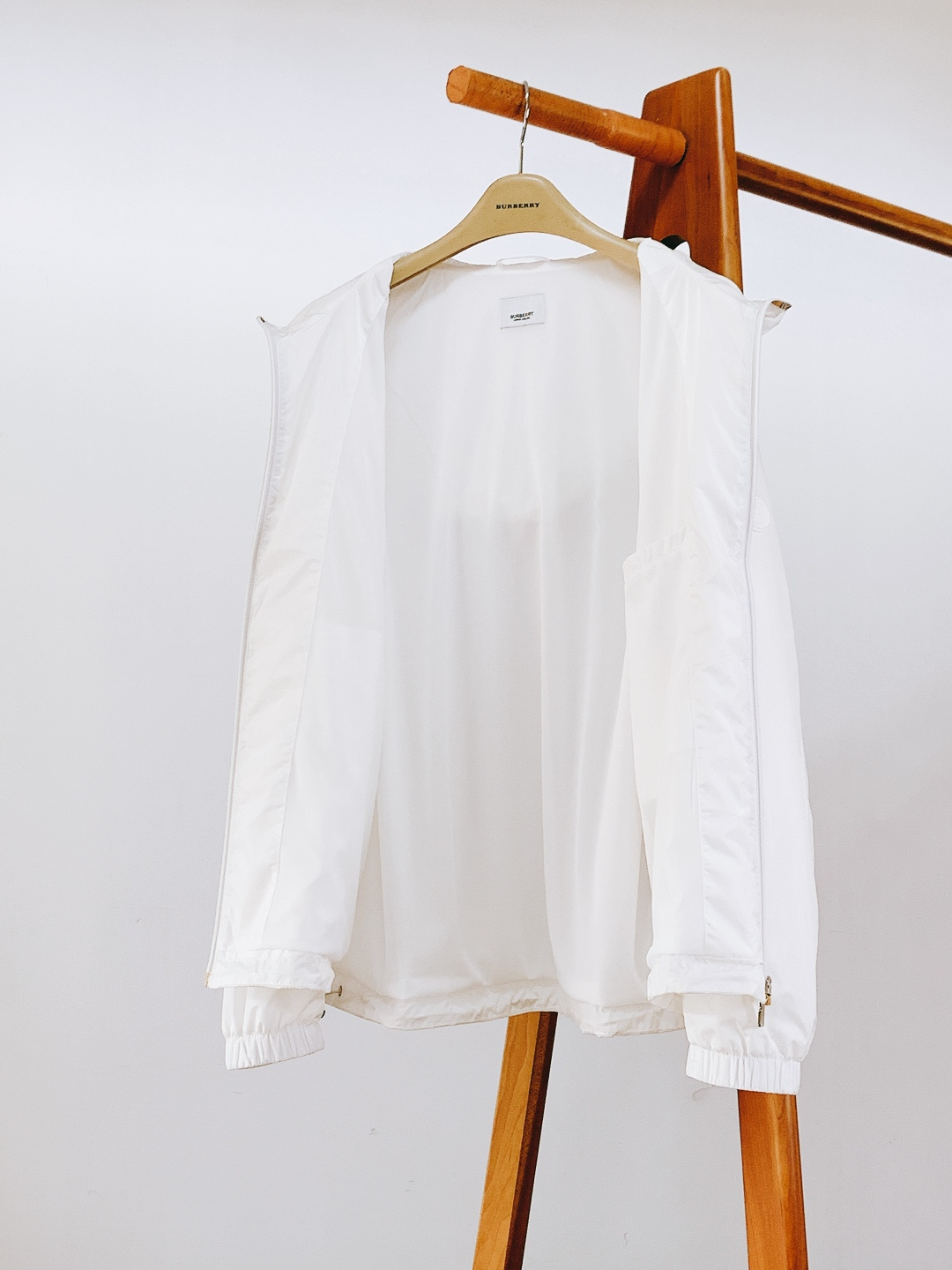 Burberry 巴宝莉 2026SS早春新品休闲连帽外套｜双色齐发！防风尼龙面料，挺括抗皱好穿百搭。标