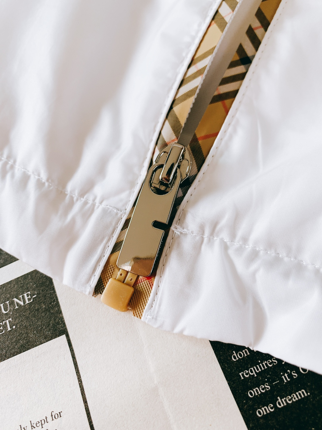 Burberry 巴宝莉 2026SS早春新品休闲连帽外套｜双色齐发！防风尼龙面料，挺括抗皱好穿百搭。标