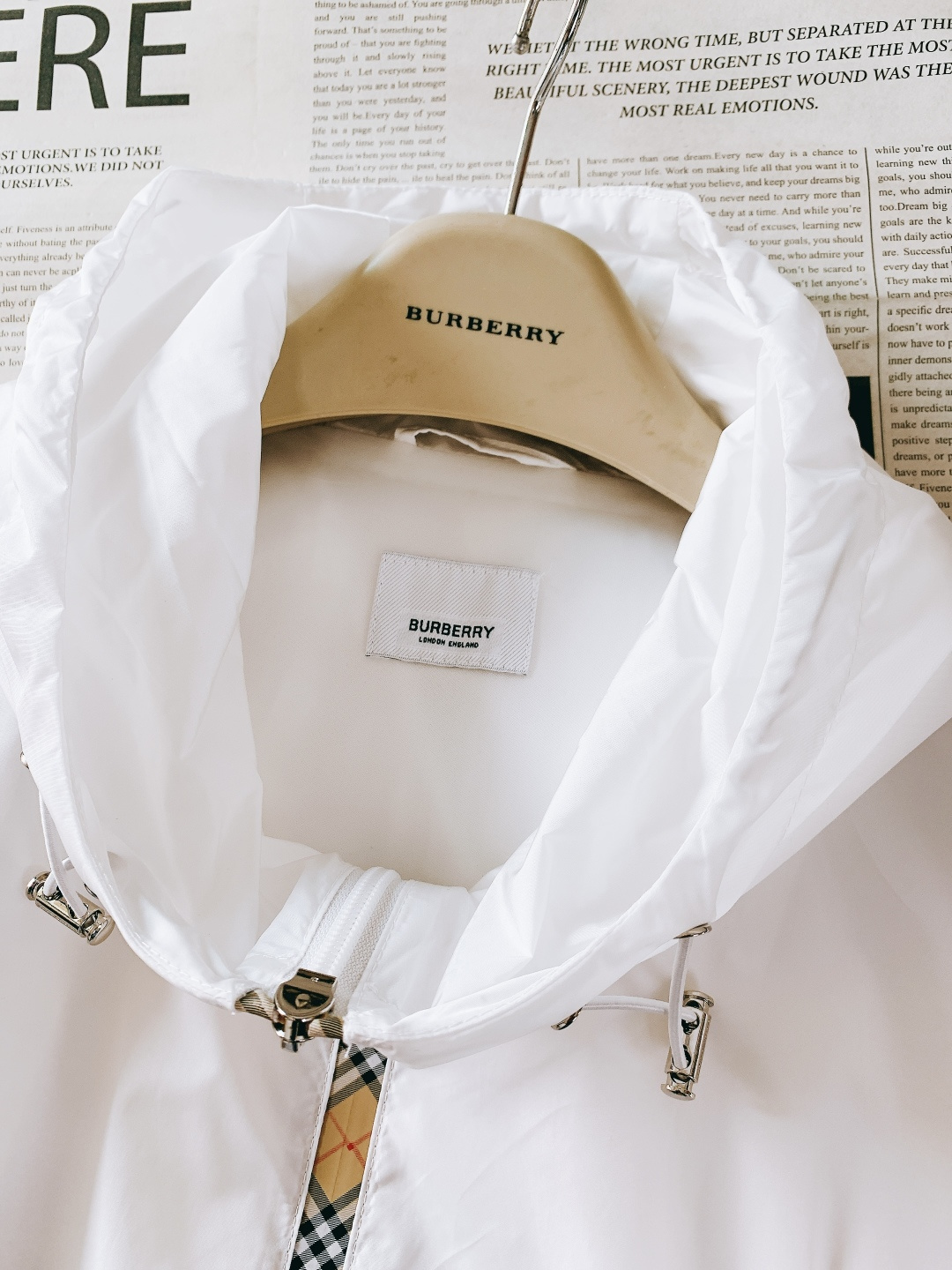 Burberry 巴宝莉 2026SS早春新品休闲连帽外套｜双色齐发！防风尼龙面料，挺括抗皱好穿百搭。标
