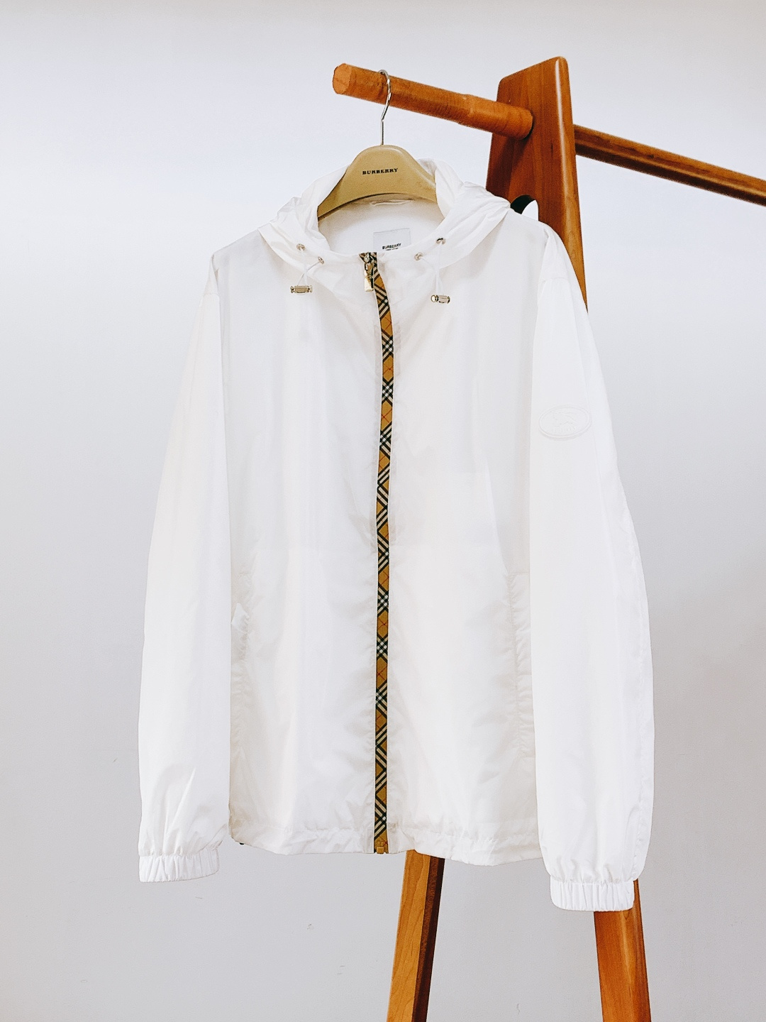 Burberry 巴宝莉 2026SS早春新品休闲连帽外套｜双色齐发！防风尼龙面料，挺括抗皱好穿百搭。标