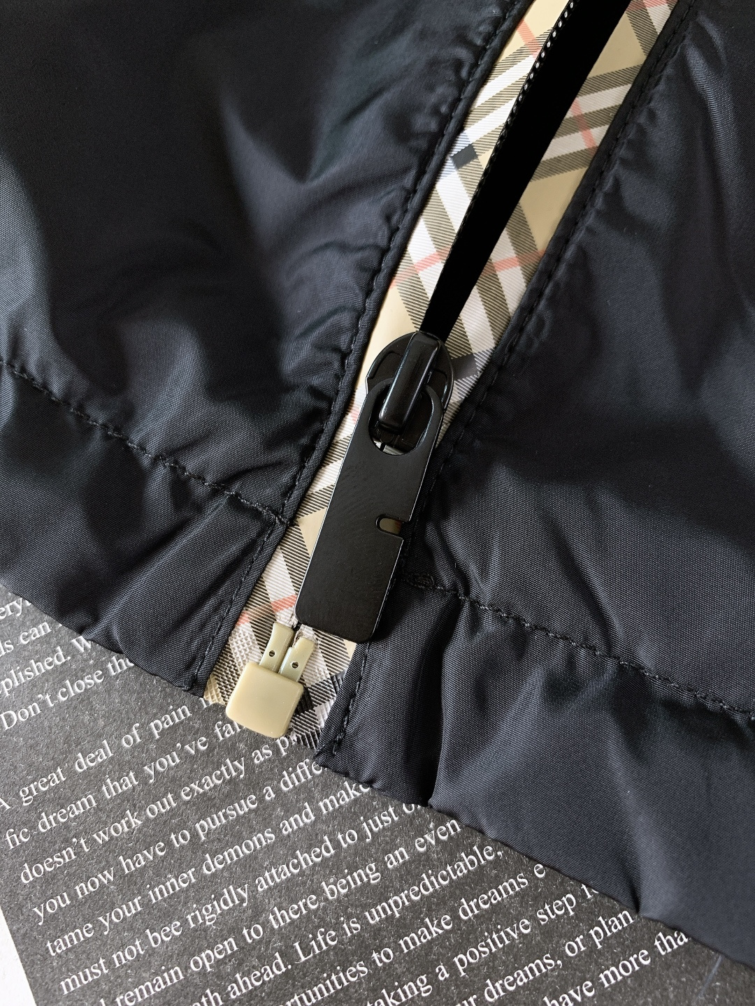 Burberry 巴宝莉 2026SS早春新品休闲连帽外套｜双色齐发！防风尼龙面料，挺括抗皱好穿百搭。标