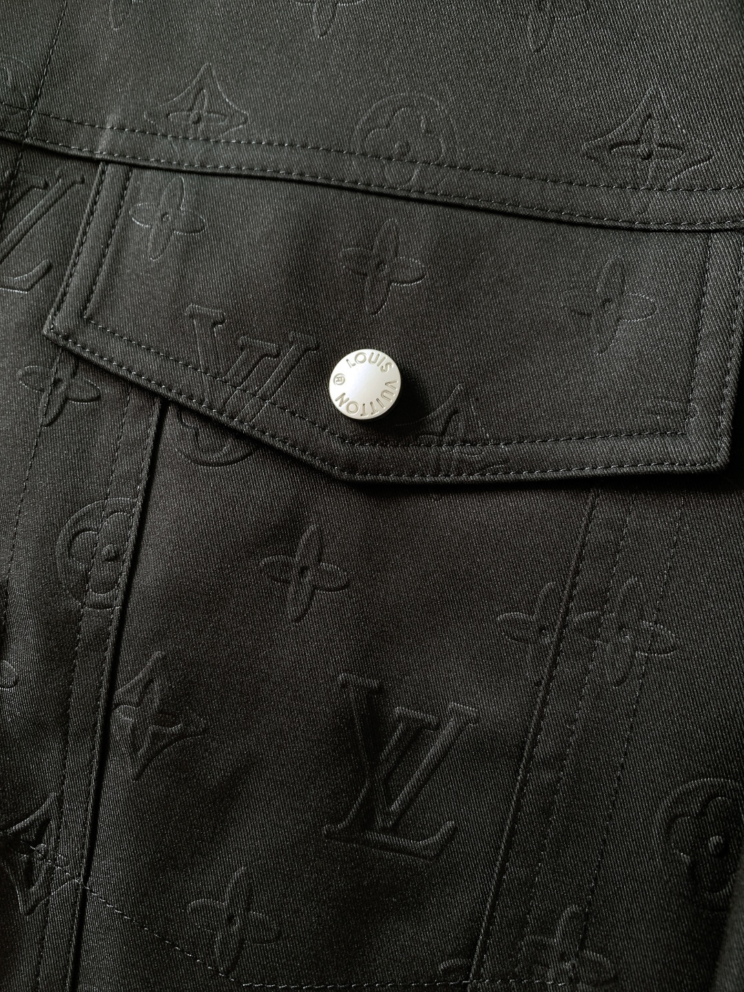 LouisVuitton 路易威登 2026SS早春新品Monogram压花夹克。定制高密度斜纹棉混纺面