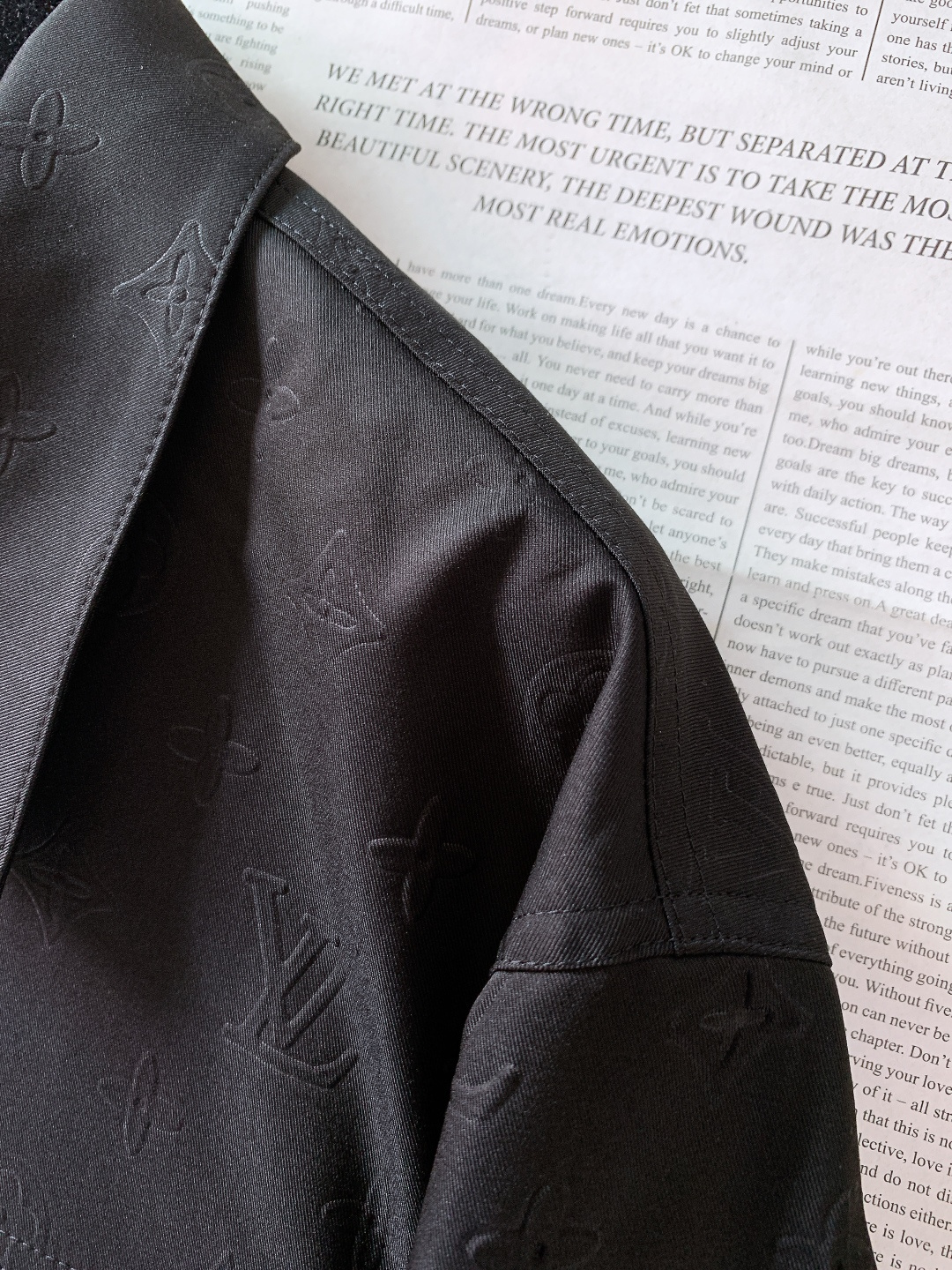LouisVuitton 路易威登 2026SS早春新品Monogram压花夹克。定制高密度斜纹棉混纺面