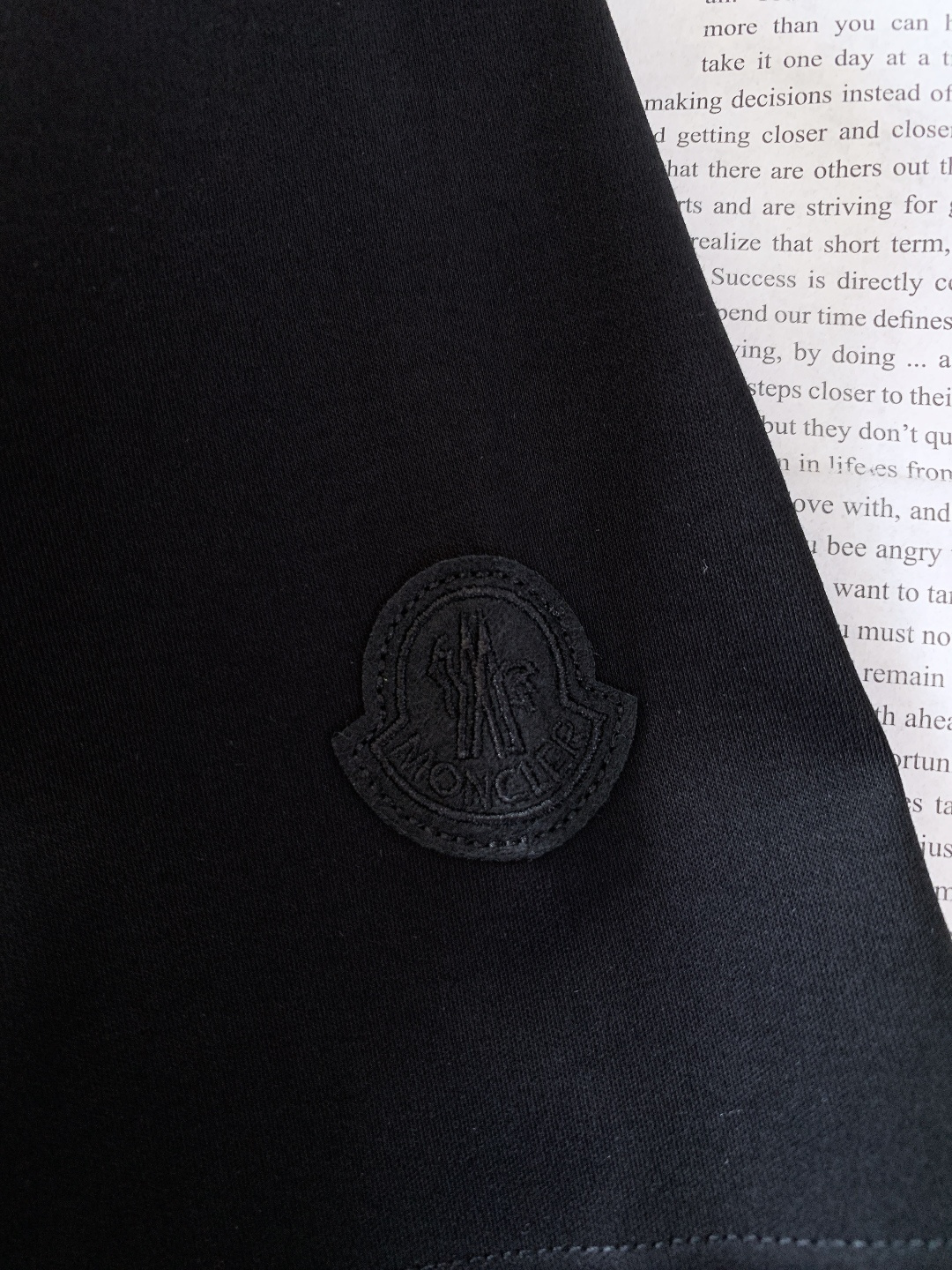 Moncler 蒙口 2026SS春夏新品雪山刺绣短袖T恤。定制高支冰感棉，源自意大利进口纱线，经过特殊