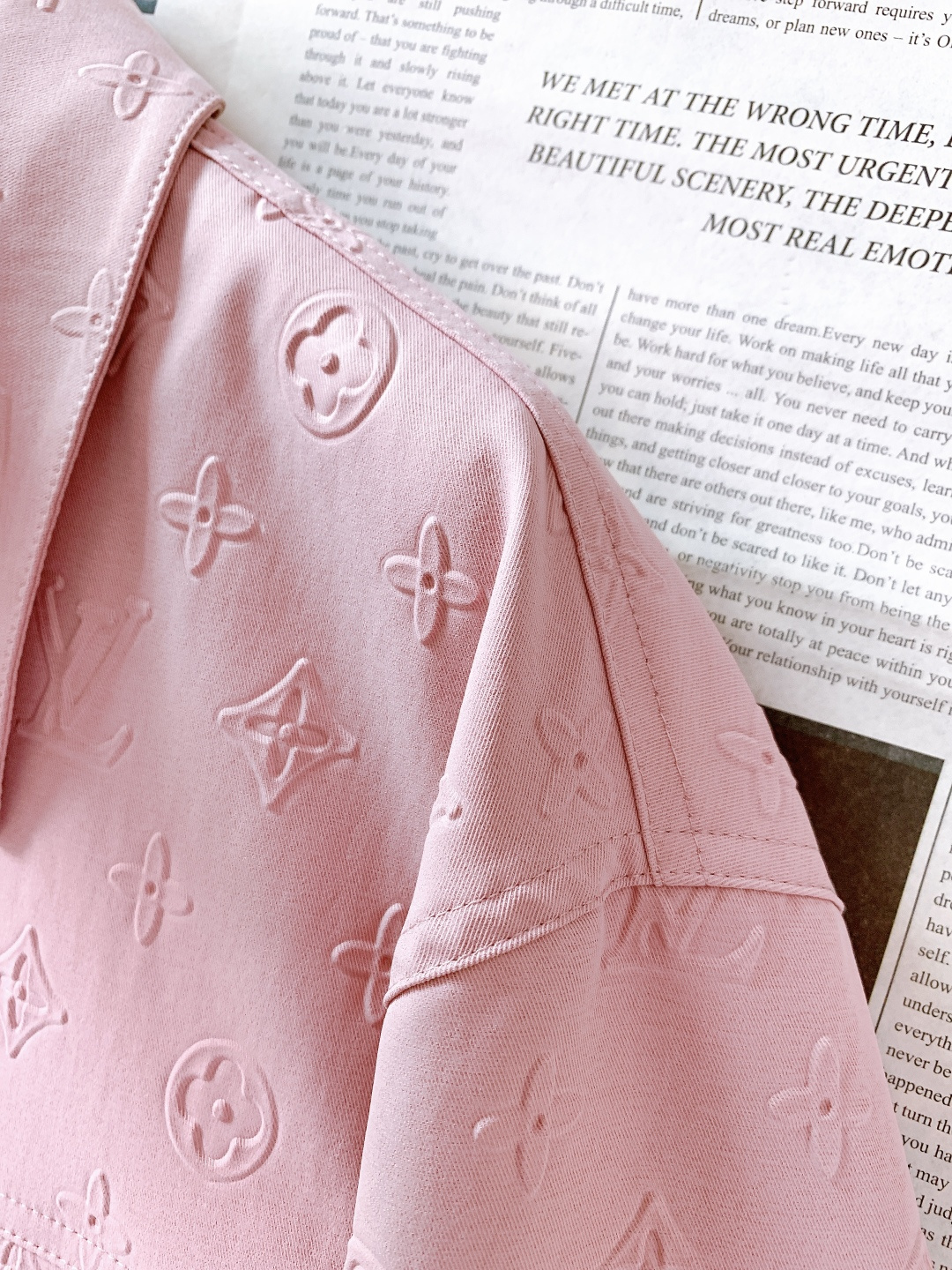 LouisVuitton 路易威登 2026SS早春新品Monogram压花夹克。定制高密度斜纹棉混纺面