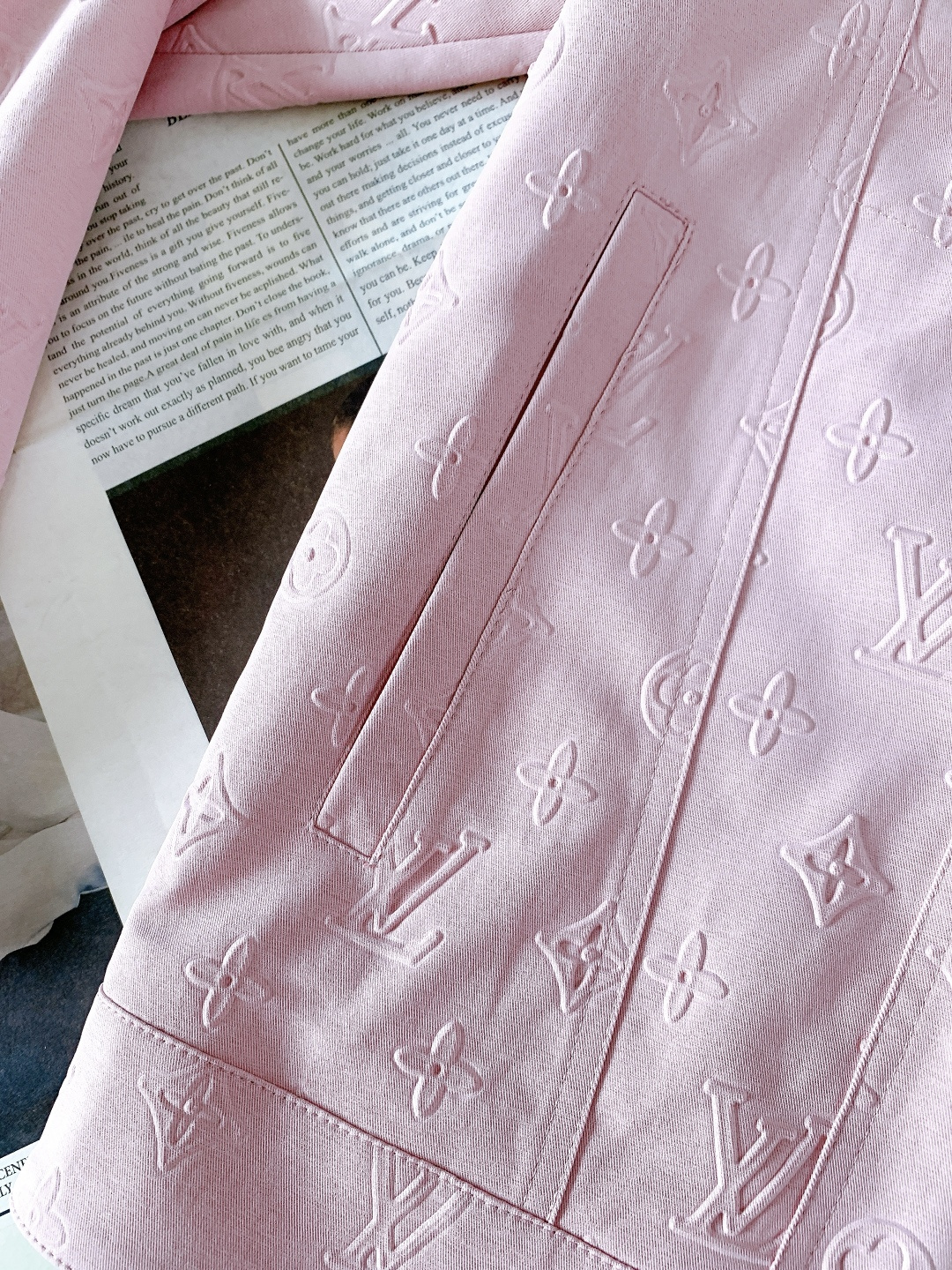 LouisVuitton 路易威登 2026SS早春新品Monogram压花夹克。定制高密度斜纹棉混纺面