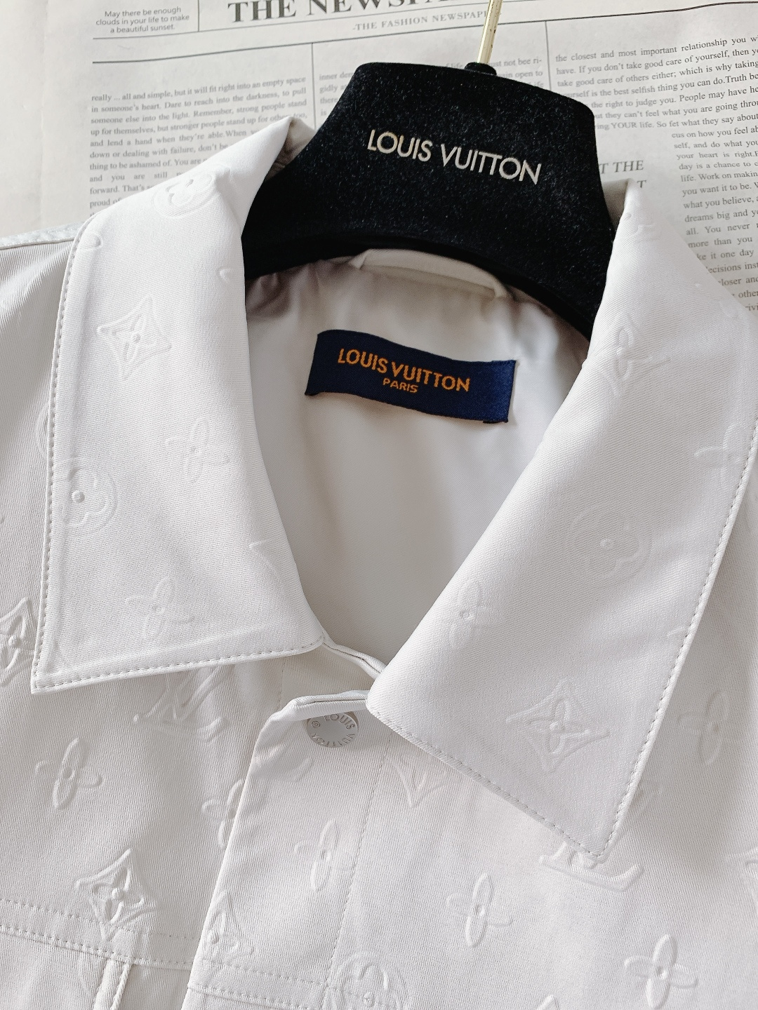 LouisVuitton 路易威登 2026SS早春新品Monogram压花夹克。定制高密度斜纹棉混纺面