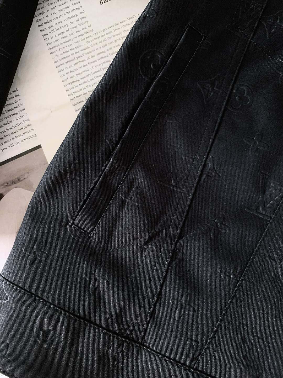 LouisVuitton 路易威登 2026SS早春新品Monogram压花夹克。定制高密度斜纹棉混纺面