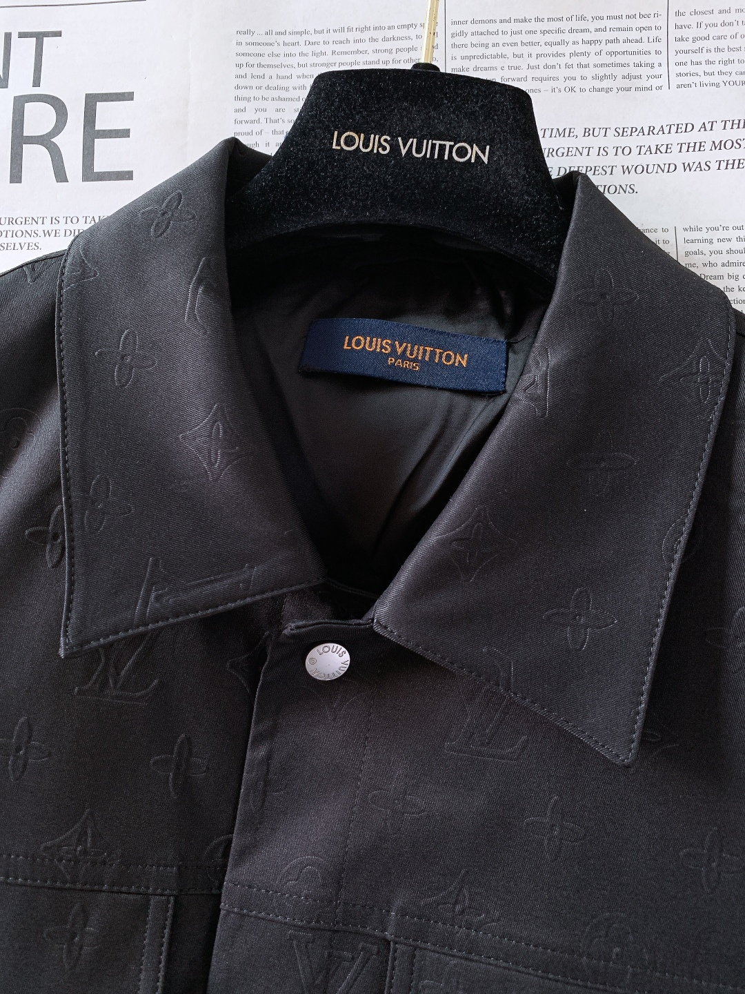 LouisVuitton 路易威登 2026SS早春新品Monogram压花夹克。定制高密度斜纹棉混纺面
