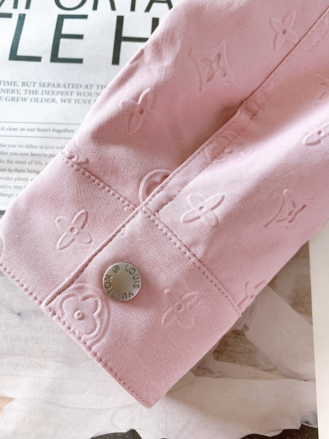 LouisVuitton 路易威登 2026SS早春新品Monogram压花夹克。定制高密度斜纹棉混纺面