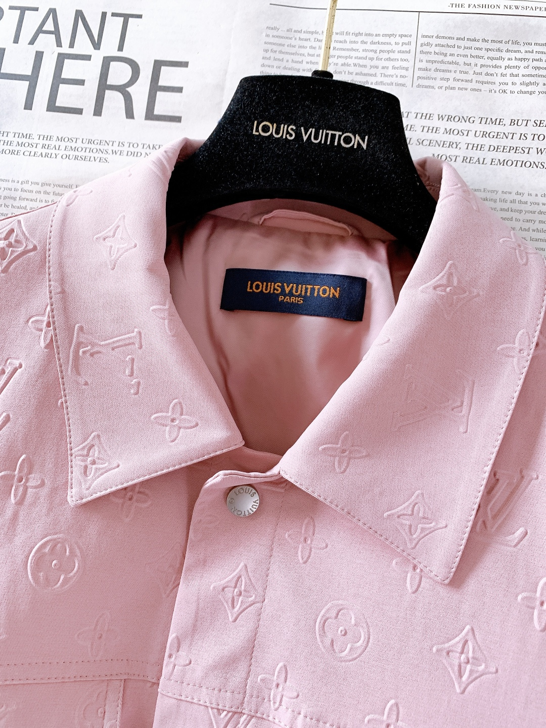 LouisVuitton 路易威登 2026SS早春新品Monogram压花夹克。定制高密度斜纹棉混纺面