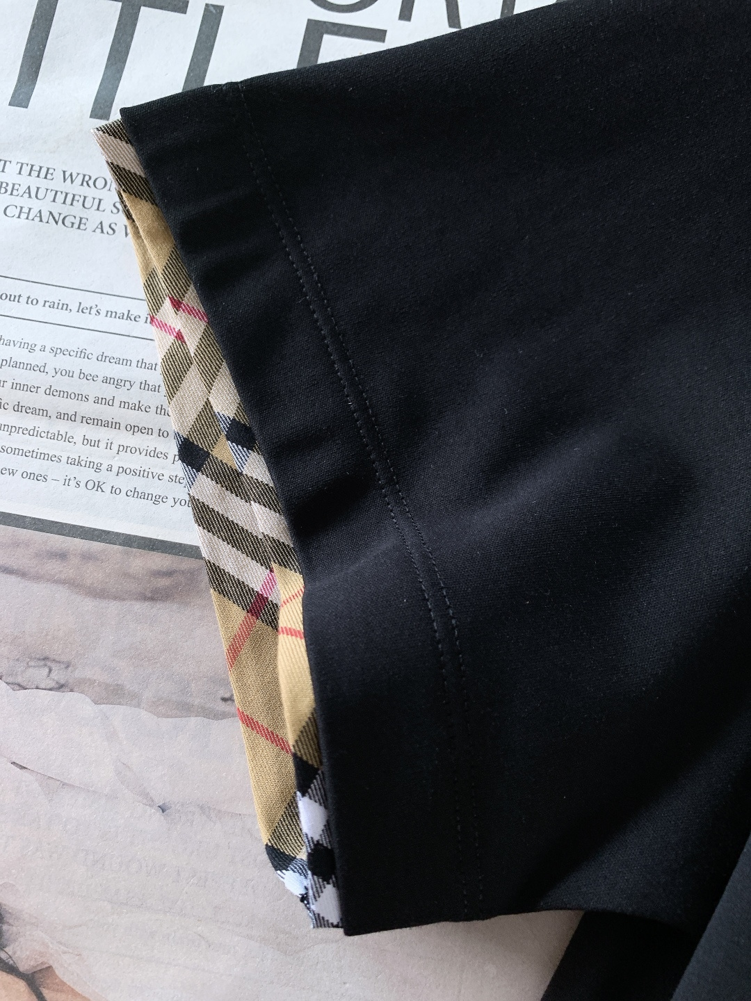 Burberry 巴宝莉 2026SS春夏新品格纹骑士短袖T恤。定制高支冰感棉，源自意大利进口纱线，经过