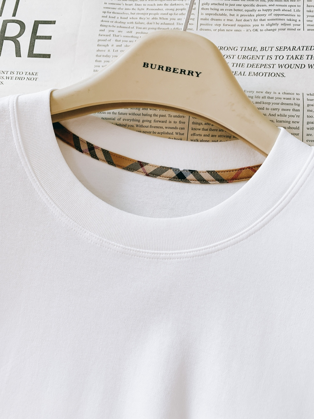 Burberry 巴宝莉 2026SS春夏新品格纹骑士短袖T恤。定制高支冰感棉，源自意大利进口纱线，经过